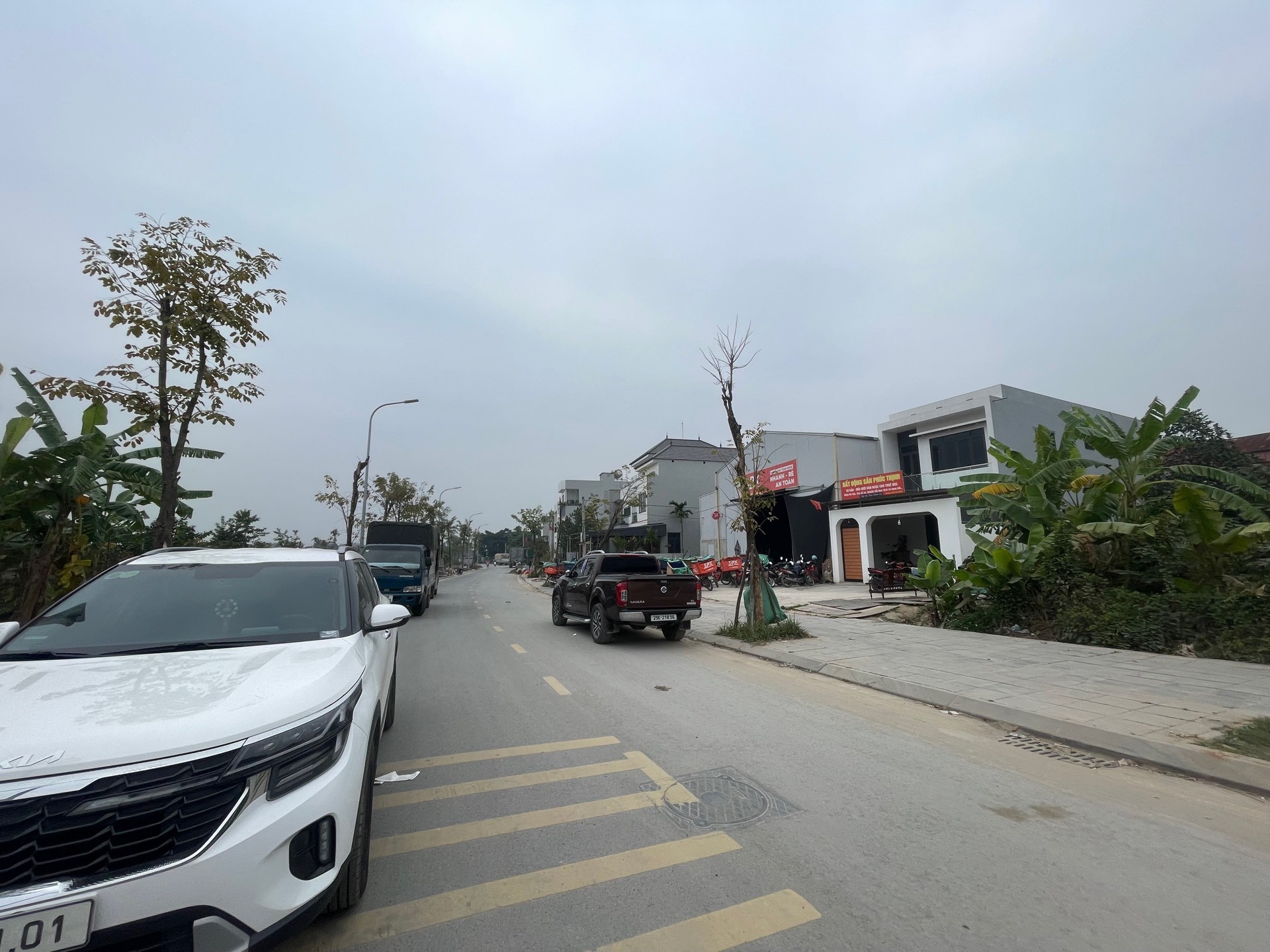 ĐƯỜNG THÔNG OTO VÀO ĐẤT- CÁCH 20m RA ĐƯỜNG BÌA LÀNG OTO TRÁNH VỈA VÈ KINH DOANH