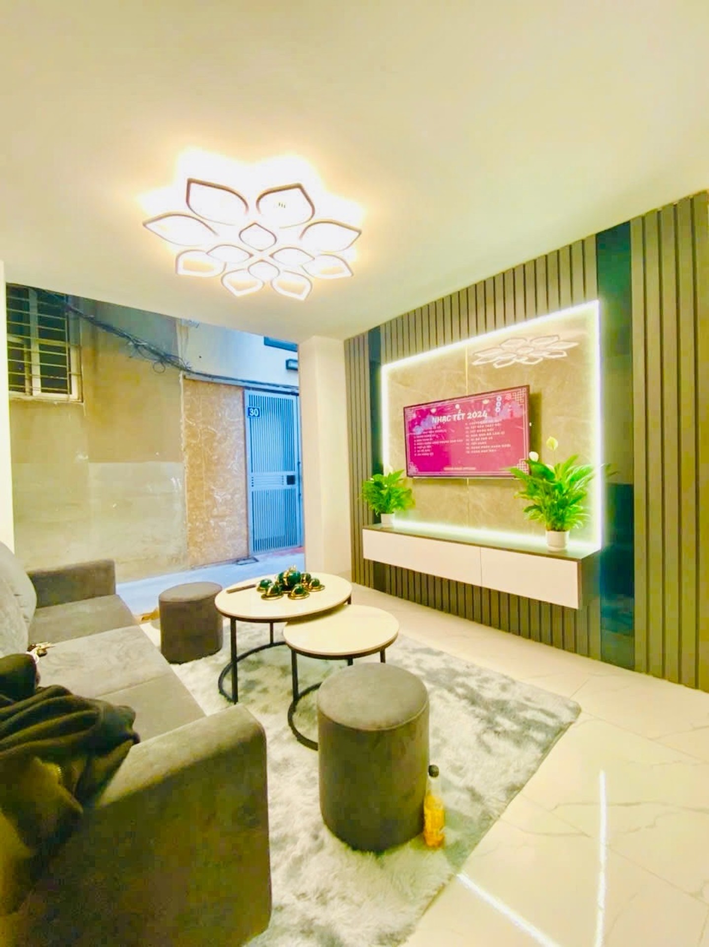 Bán nhà riêng 5 tầng, 14.4m² - Trung Phụng, Đống Đa - Giá 5.6 tỷ, Sổ đỏ riêng