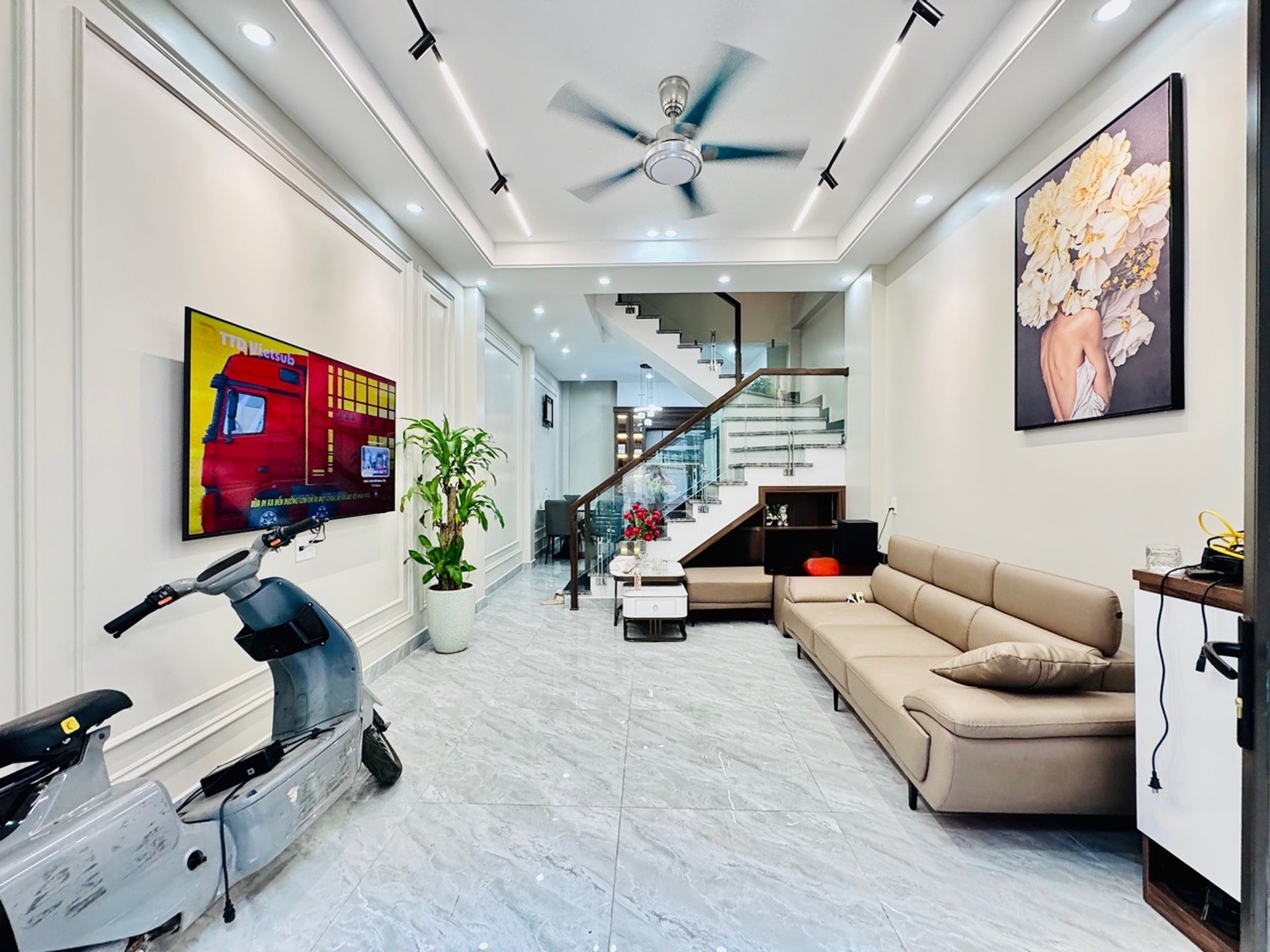 Nhà xinh Hồ Sen 4 tầng, full nội thất, giá siêu hấp dẫn