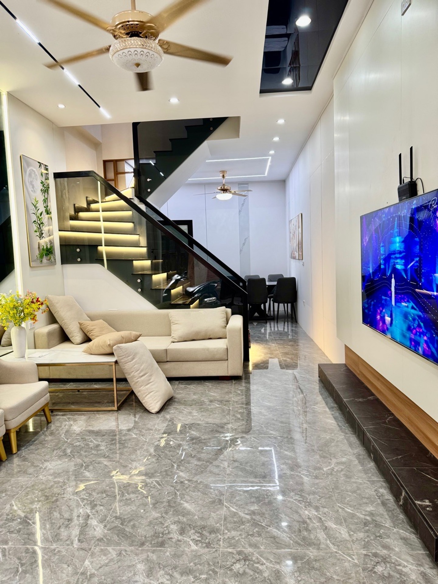 Nhà đẹp Hoàng Văn Thái – ô tô đỗ cửa, 5 tầng tiện nghi