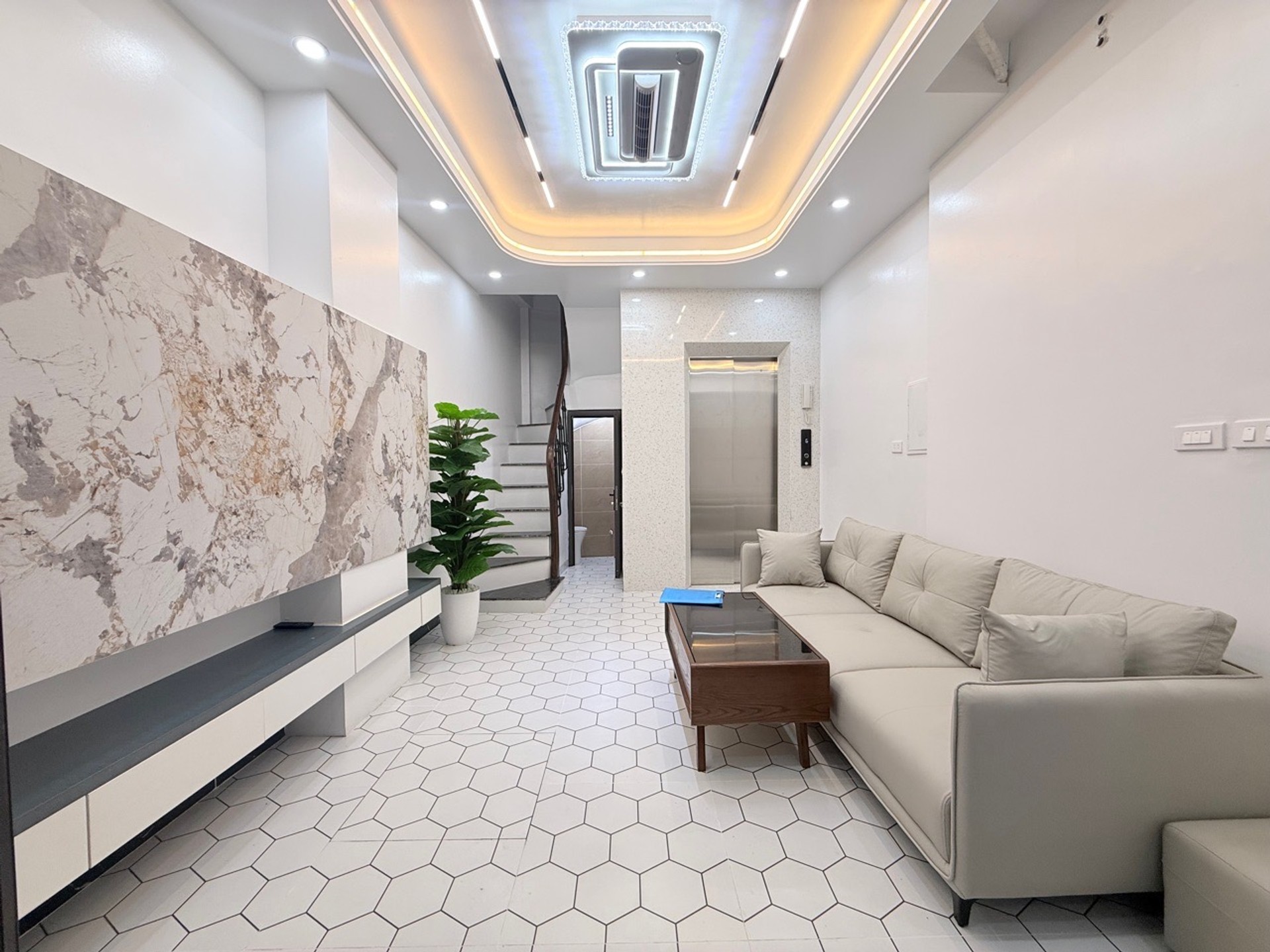 Phố VIP Hào Nam, 32m2 x 6T THANG MÁY, BA GÁC ĐỖ CỬA, NGÕ NÔNG SÁT PHỐ - 10.3 tỷ