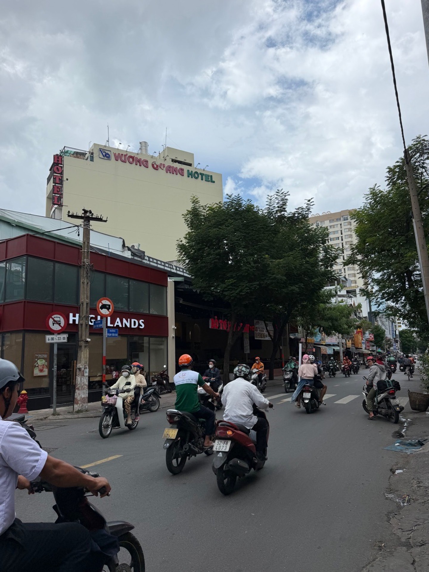 Bán Nhà Mặt Phố 3 Tầng - 316m² - Chợ Phạm Văn Hai, Tân Bình - 40 Tỷ VNĐ