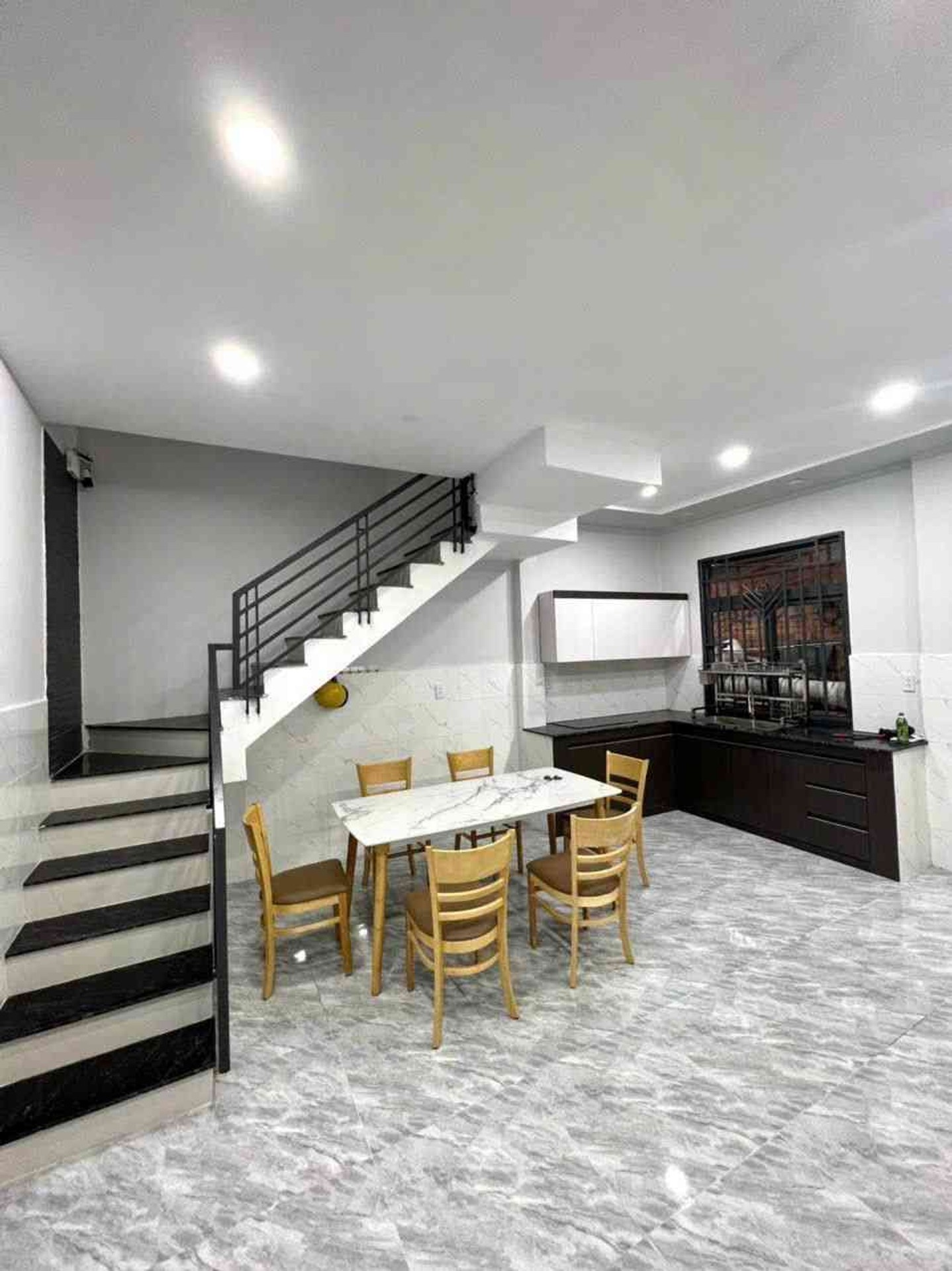 BÁ.N NHÀ ĐẸP CẬP HÔNG LÊ VĂN QUỚI - HẺM ÔTÔ - NGANG 5M - Ở NGAY- CHỈ 3x$