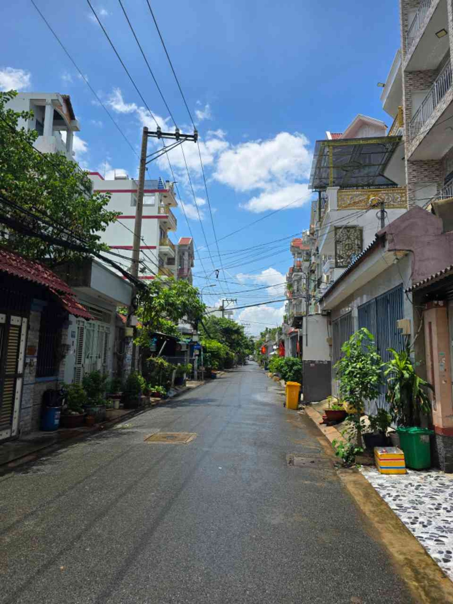 Cơ hội sở hữu nhà 3 tầng đẹp, vị trí hẻm thông tại Bình Trị Đông, Bình Tân