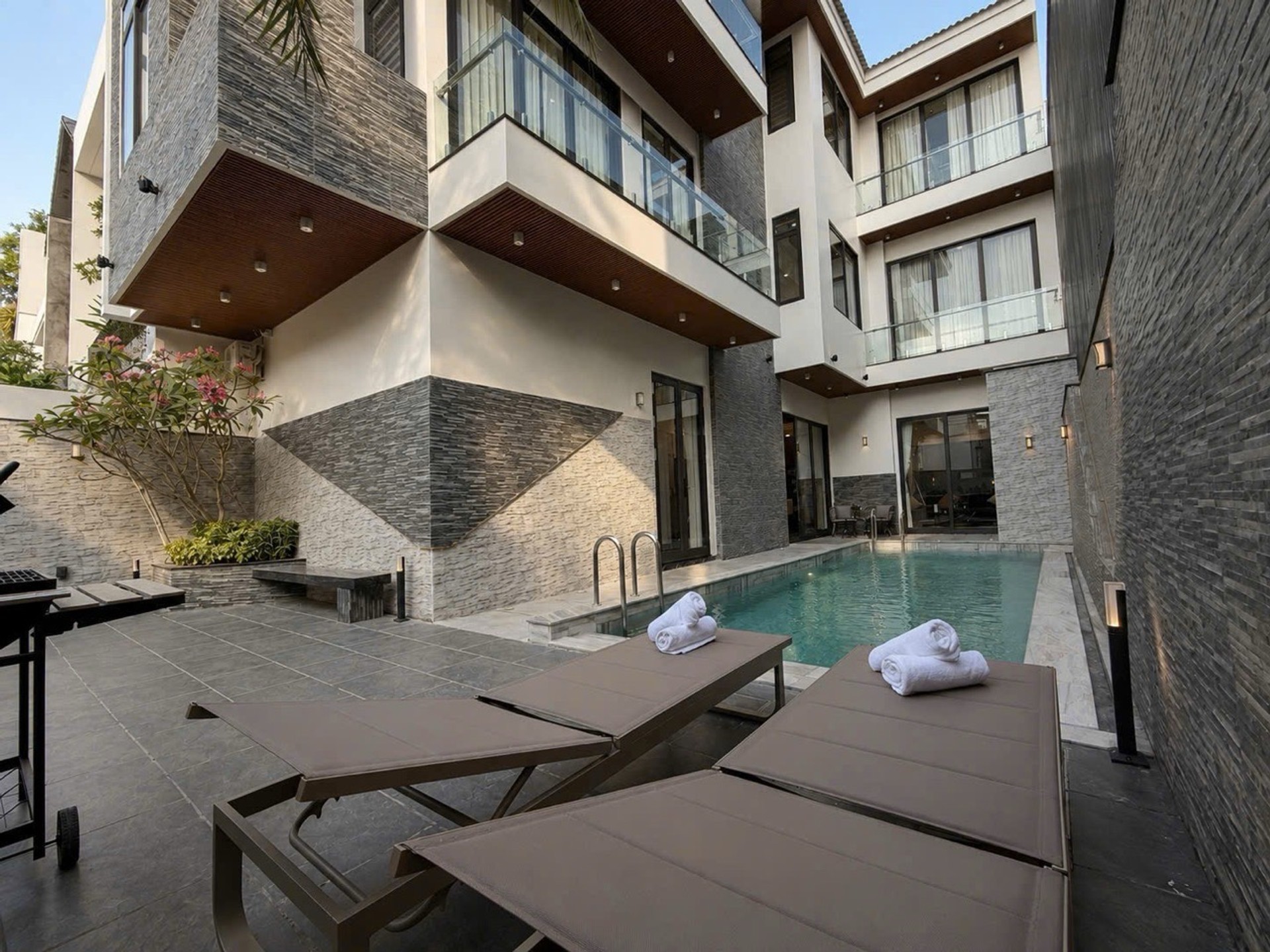 VILLA THANG MÁY – KARAOKE, BỂ BƠI – DÒNG TIỀN 150TR/THÁNG 200m² - Ngũ Hành Sơn - 36 tỷ 0762,658,925