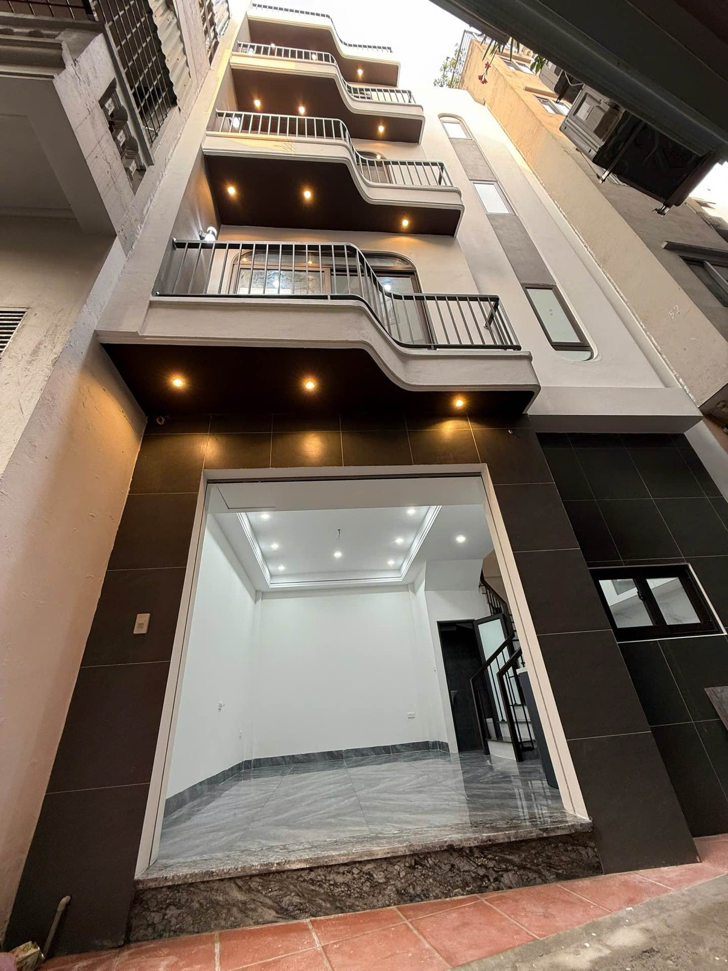 SIÊU PHẨM LONG BIÊN - NHÀ 5 TẦNG
THOÁNG - NGÕ THÔNG TÔ Ô TÔ 4 CHỖ VÀO, NHÀ CHẠY VÒNG QUANH