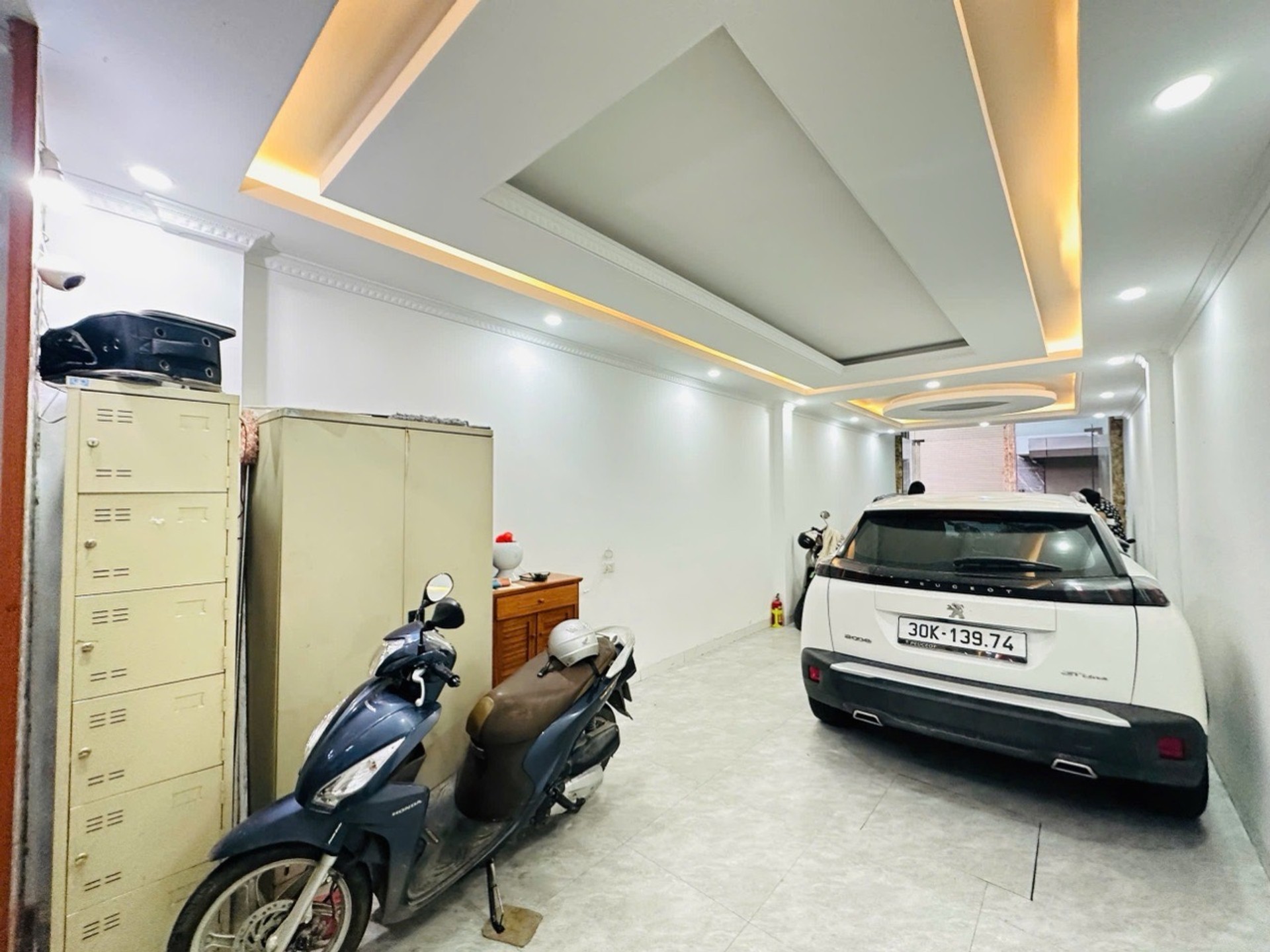 Căn Nhà 8 Tầng Sang Trọng Tại Ngã Tư Nguyễn Khang, Cầu Giấy - Sống Đẳng Cấp
