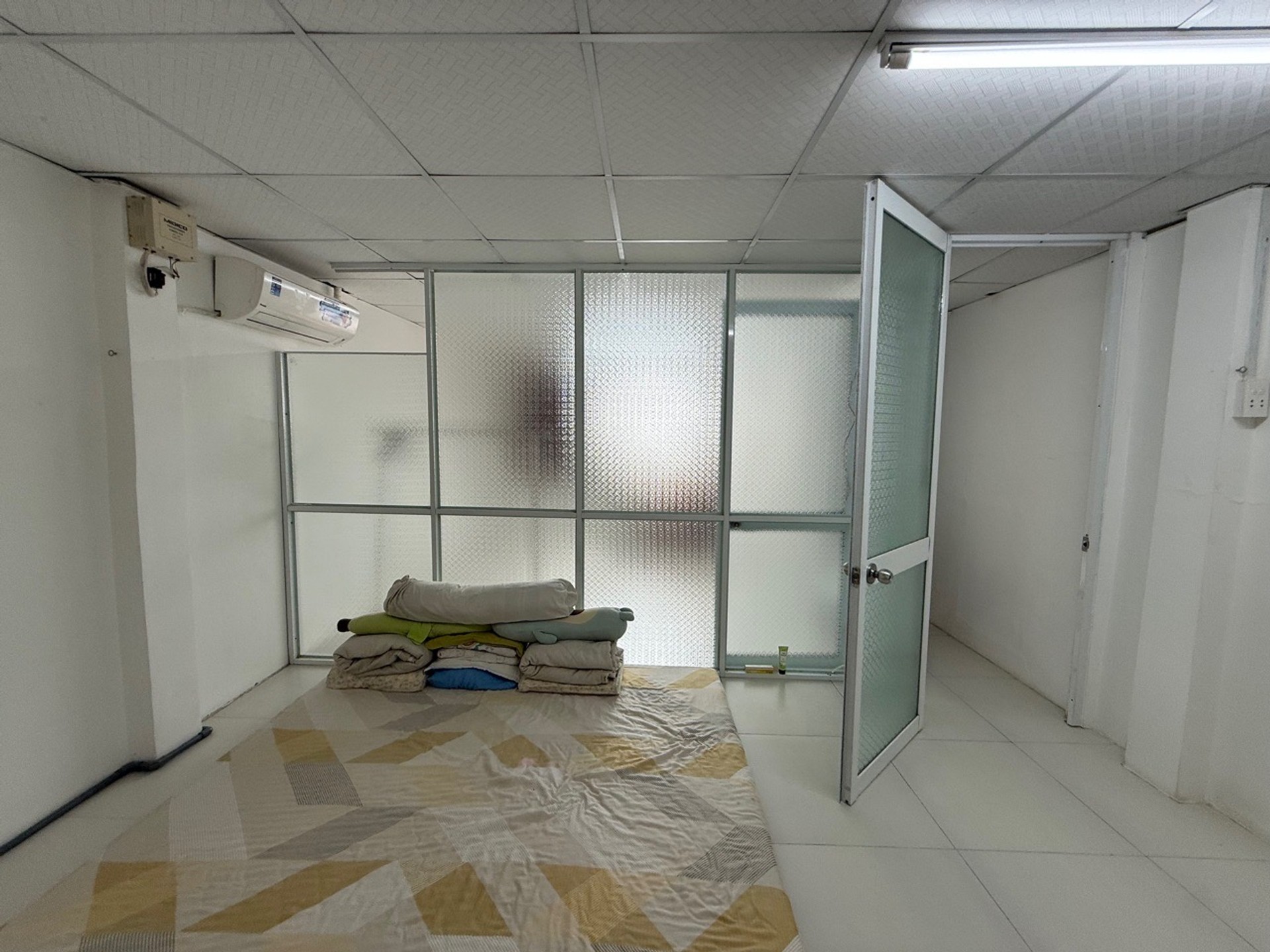 Nhà riêng 2 tầng - 28.2m² - Hoàng Bật Đạt - 3.35 tỷ VNĐ