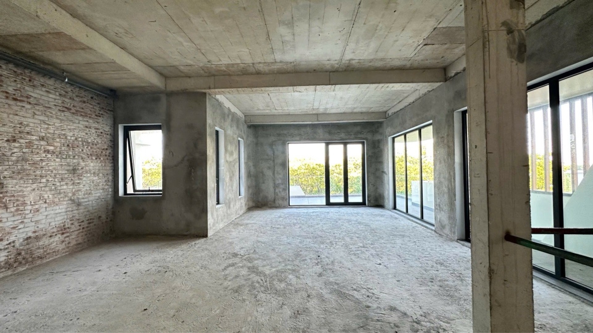 Bán Biệt Thự 3 Tầng Mặt Tiền Thăng Long - Diện Tích 303.2m² - Giá 51 Tỷ VNĐ