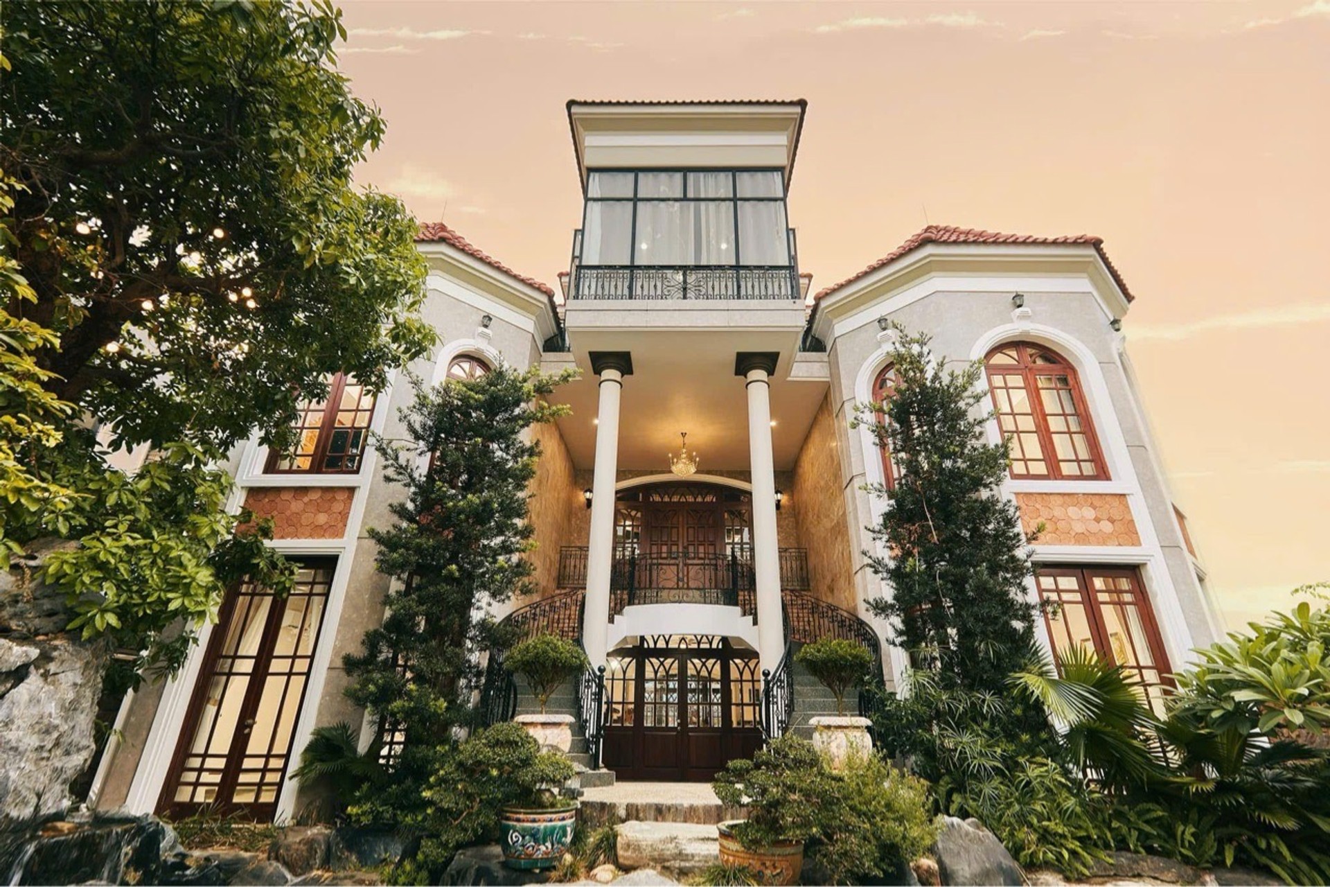 Cơ Hội Sở Hữu Villa Sang Trọng Giữa Lòng Phố Tây Chỉ Với 90 Tỷ!