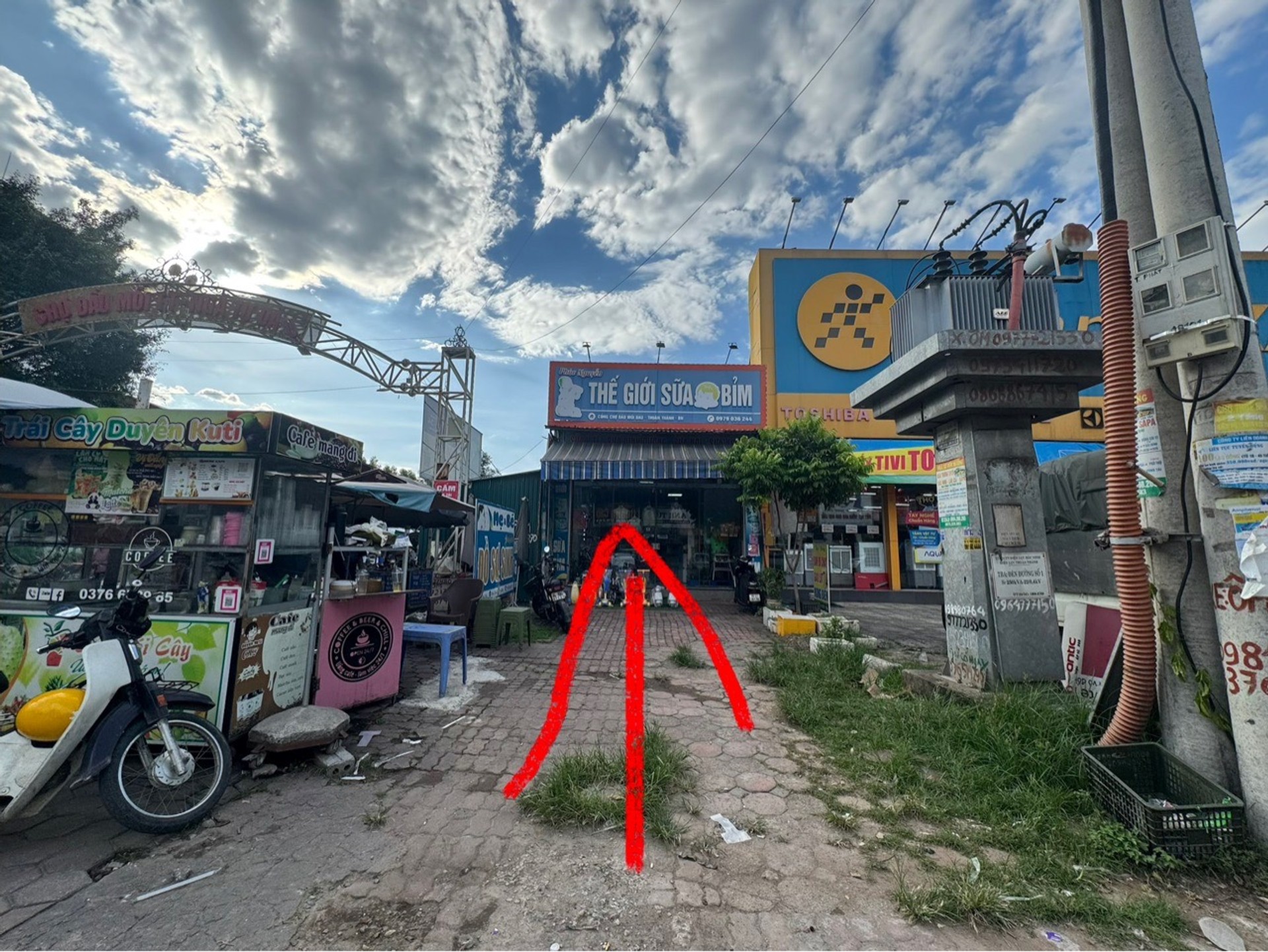 Mặt phố kinh doanh sầm uất