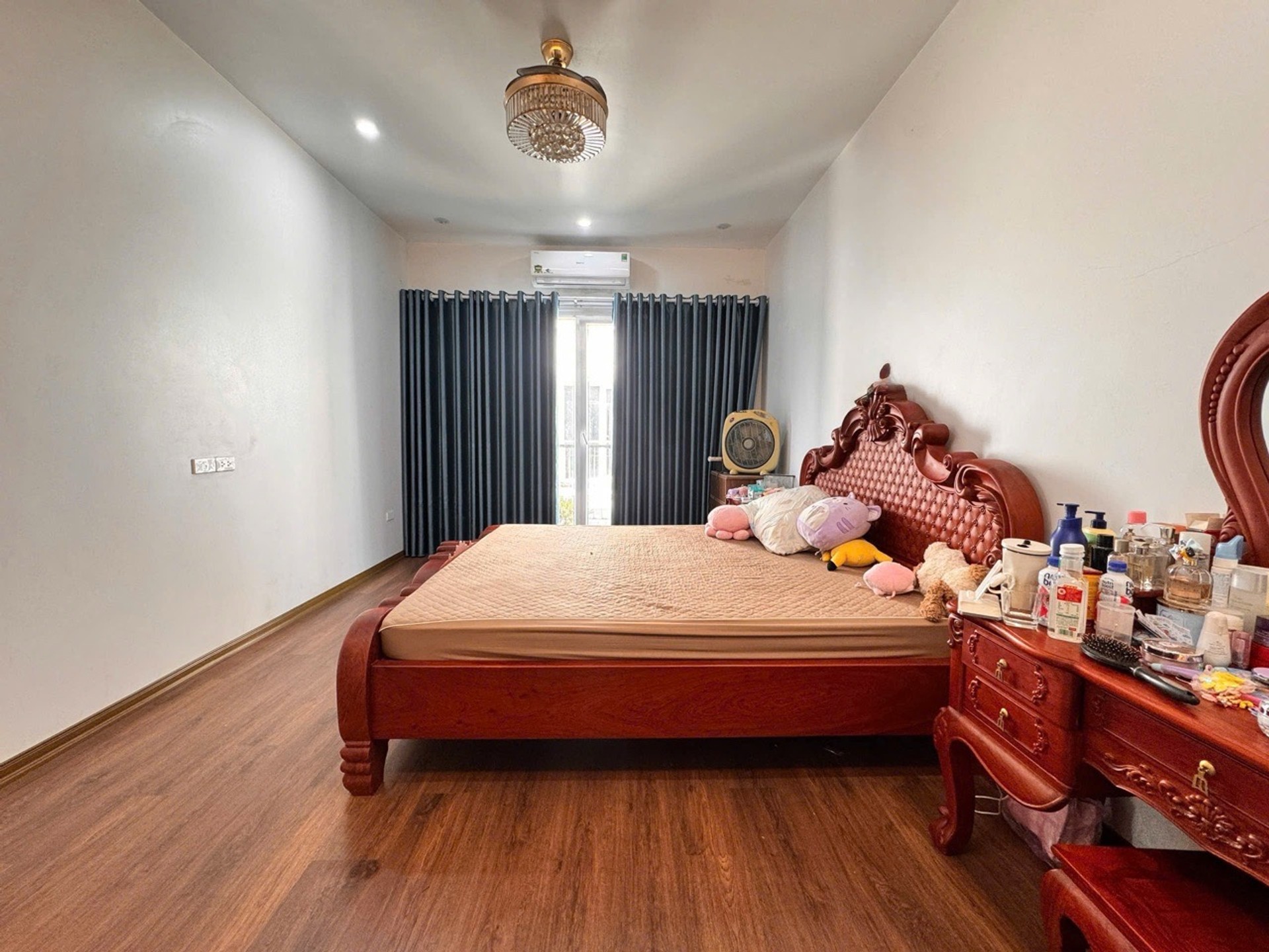 Bán nhà mặt phố 4 tầng hướng Đông, diện tích 144m², mặt tiền 12m, khu đô thị sầm uất