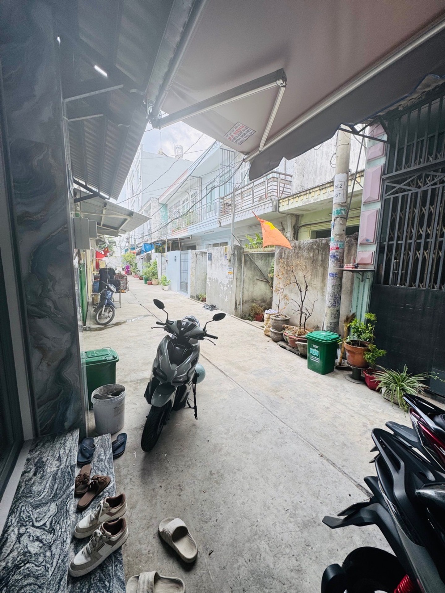 🌳 HÀNG THƠM HƯƠNG LỘ – NHÀ ĐẸP 2 TẦNG – HẺM XE HƠI 😍
🏡 DT 42m² (4,3 x 9,7m)
✨ Nhà 2 tầng đẹp, 2P