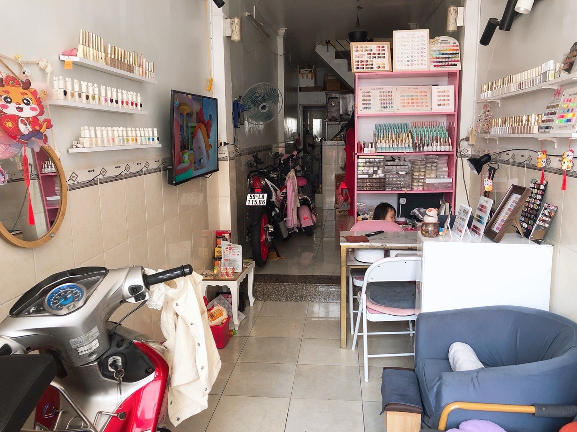 Xe hơi né Hưng Phú, Q8