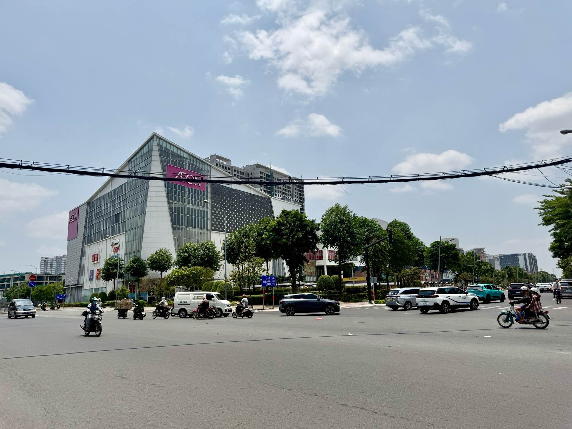 Nhà mặt tiền nội bộ khu Tên Lửa, 65m2, ngang 4,3m, 4 tầng có hầm xe. Giá 7,5 tỷ