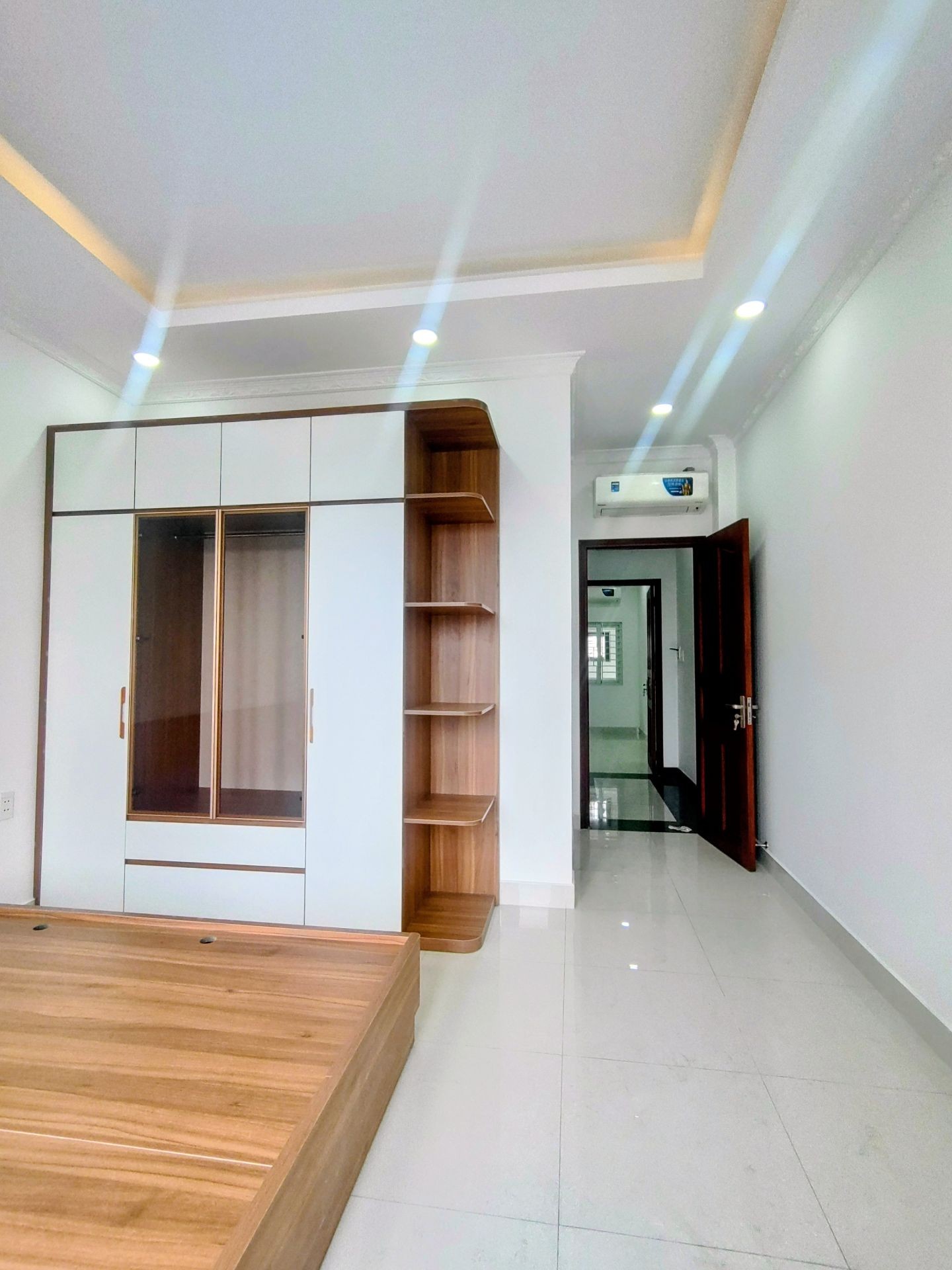 Nhà 5 tầng mới tinh, khu dân trí cao, sổ đỏ chính chủ, tiện nghi hiện đại