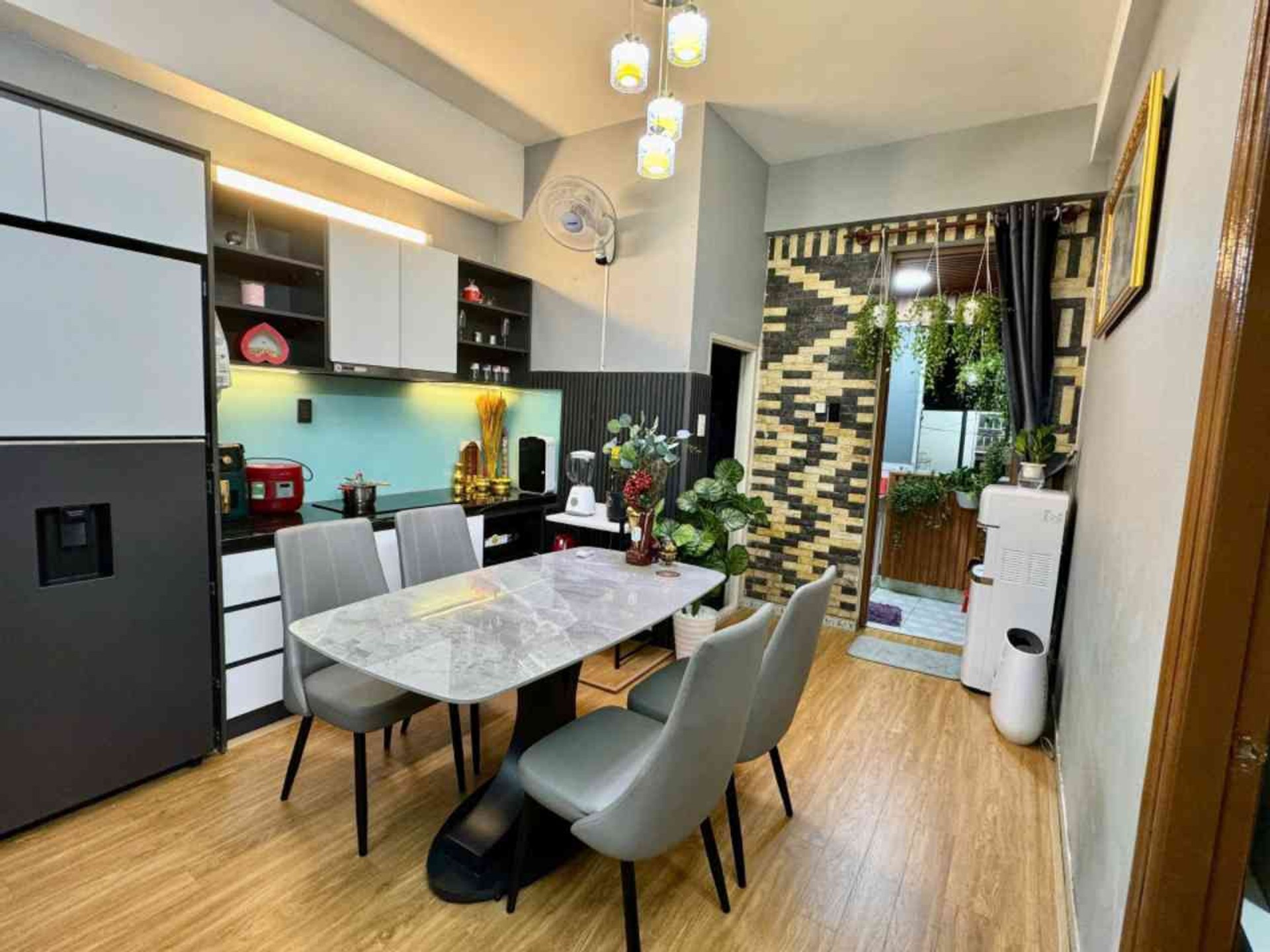 Rộng là được ! 56m² , ngang 8m x 7m, sổ hồng riêng, chỉ hơn 2 đồng, xe hơi đỗ cửa ngay chợ Bà Hom