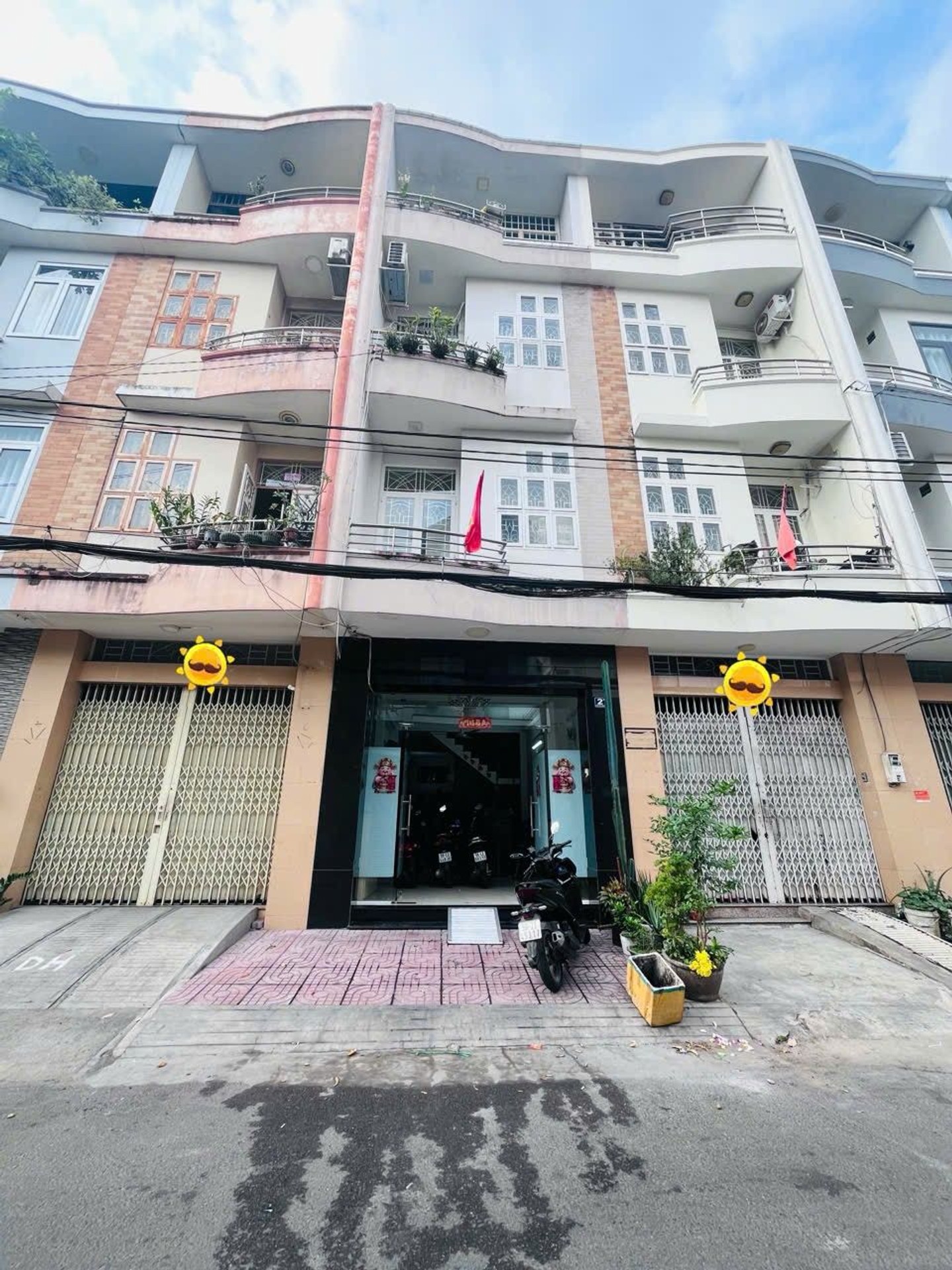 Nhà Mặt Tiền đường Bông Sao Quận 8, View Biệt Thự và Công Viên, Ngang 4m x 16m