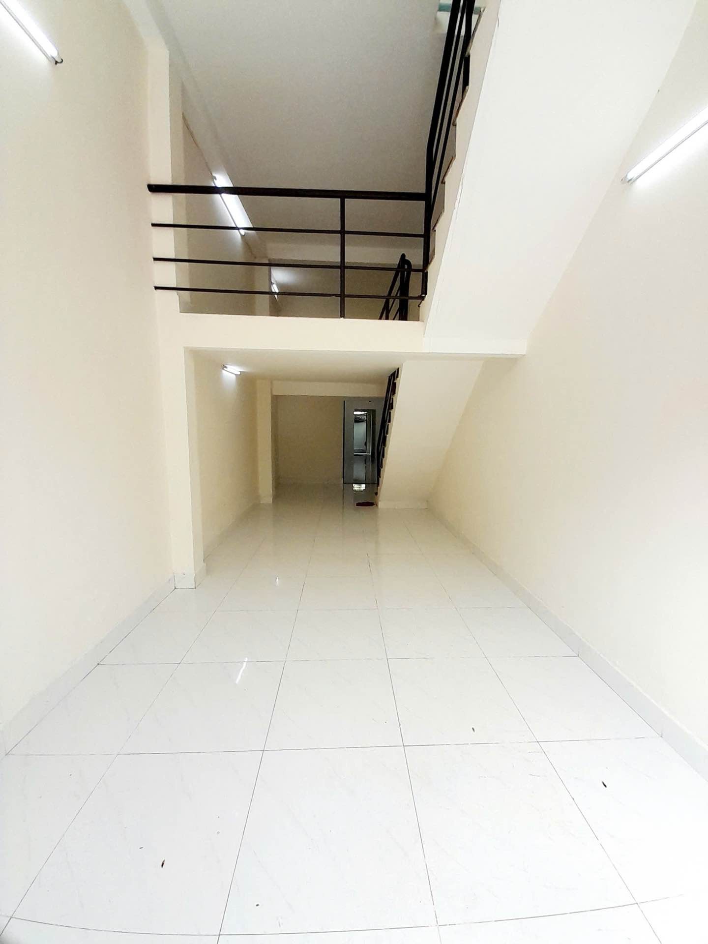Nhà Tỉnh Lộ 43. Khu vực Trung Tâm , đường rộng xe ô tô đậu cửa