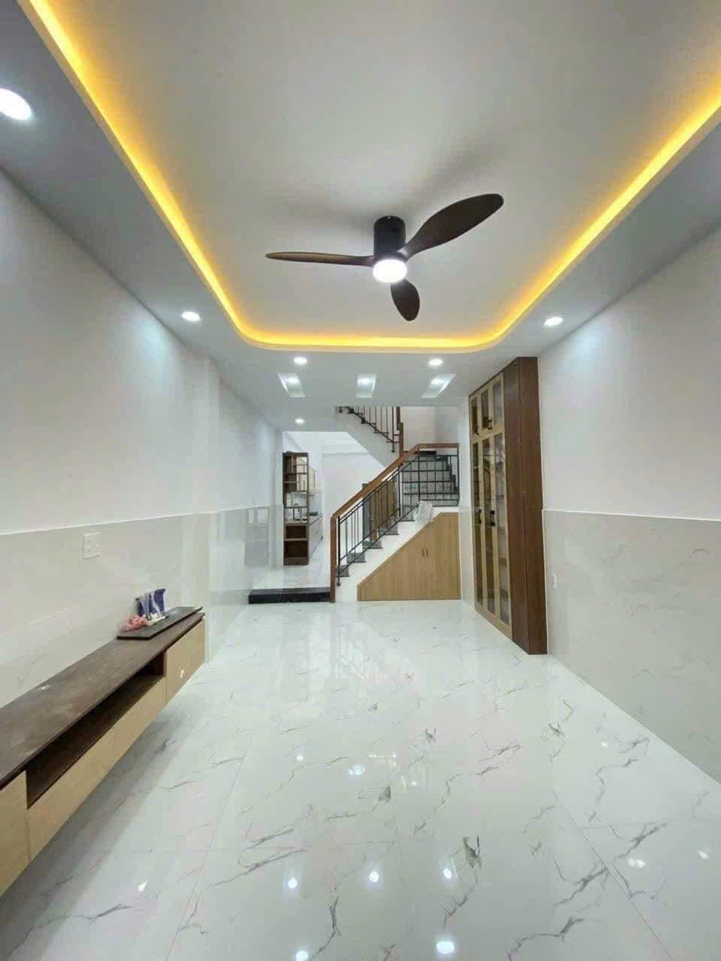 Nhà 5 tầng 5 phòng ngủ tại Bình Thạnh, gần trung tâm, hẻm xe hơi