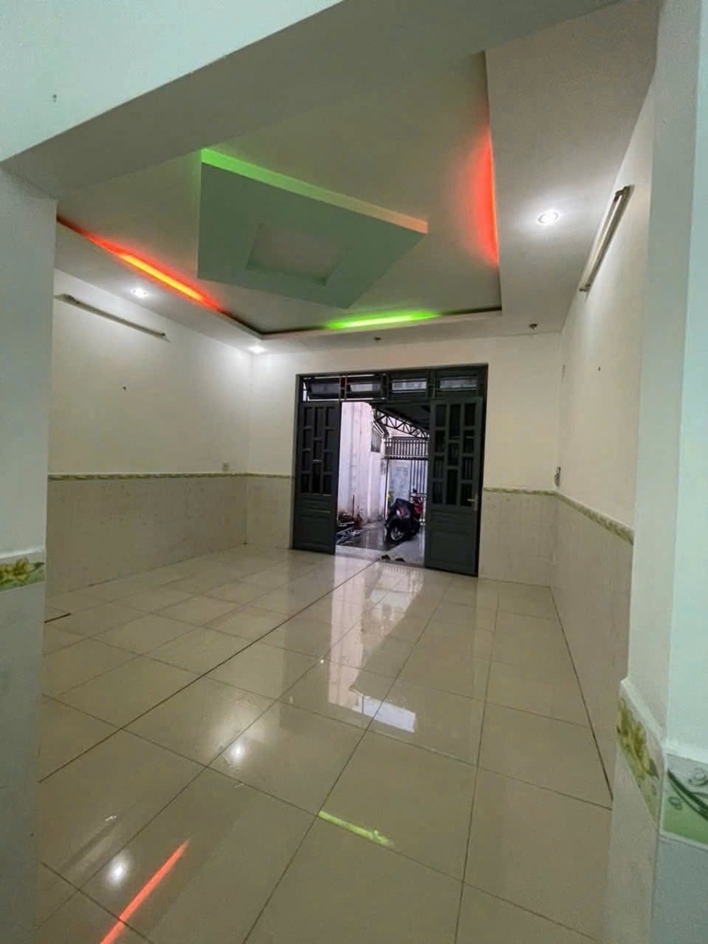 Bán nhà riêng 2 tầng mặt tiền rộng gần cầu vượt Tân Thới Hiệp Quận 12