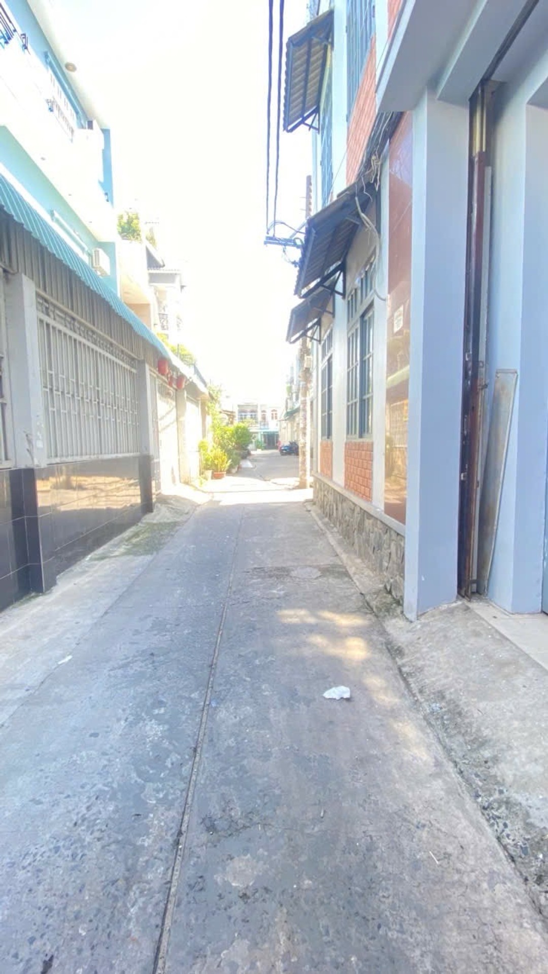 Nhà 2 tầng rộng rãi, cách sân bay vài phút tại Tân Bình
