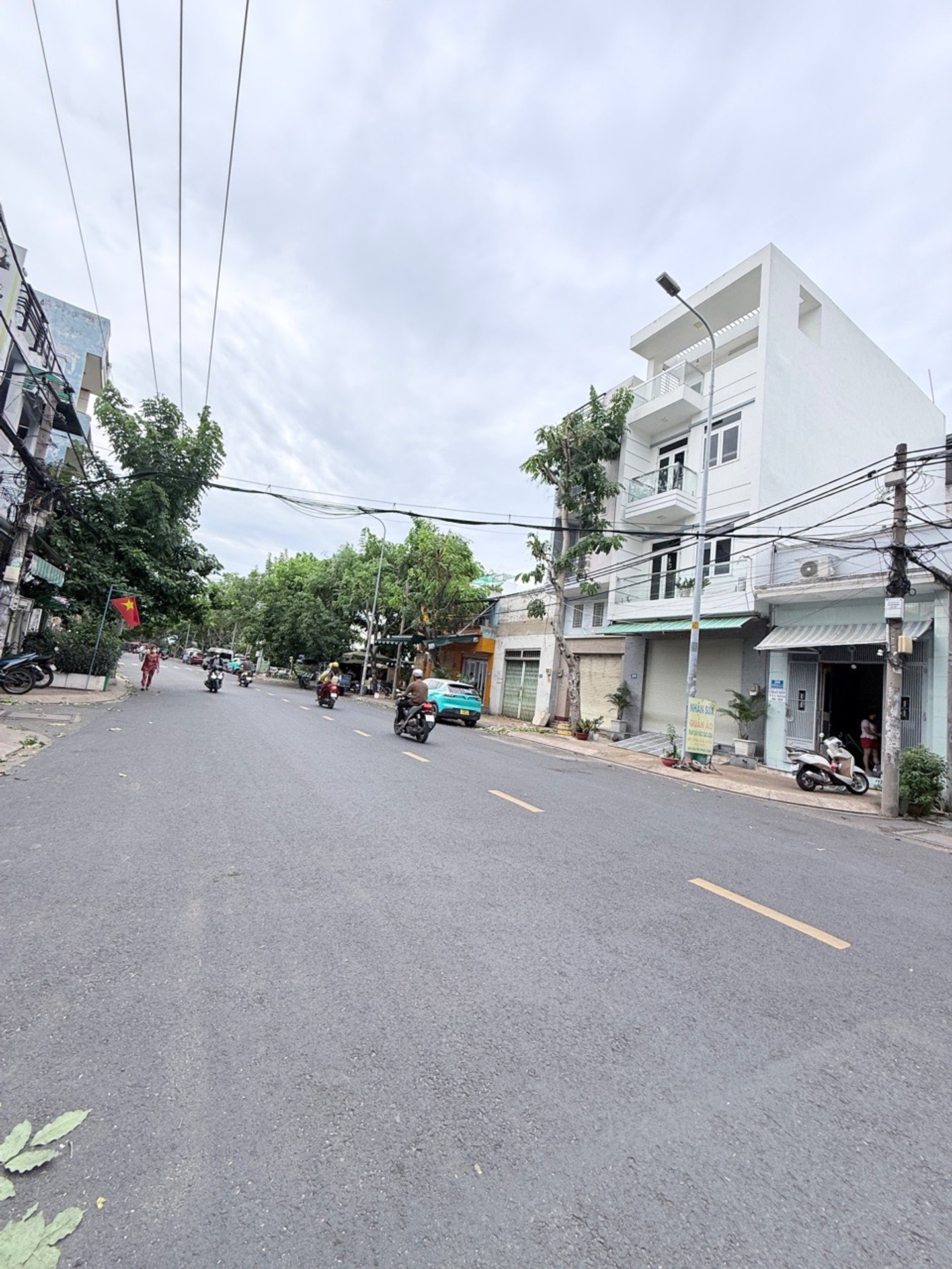 Nhà 2 tầng 3 phòng, giá tốt sát mặt tiền quận Tân Bình