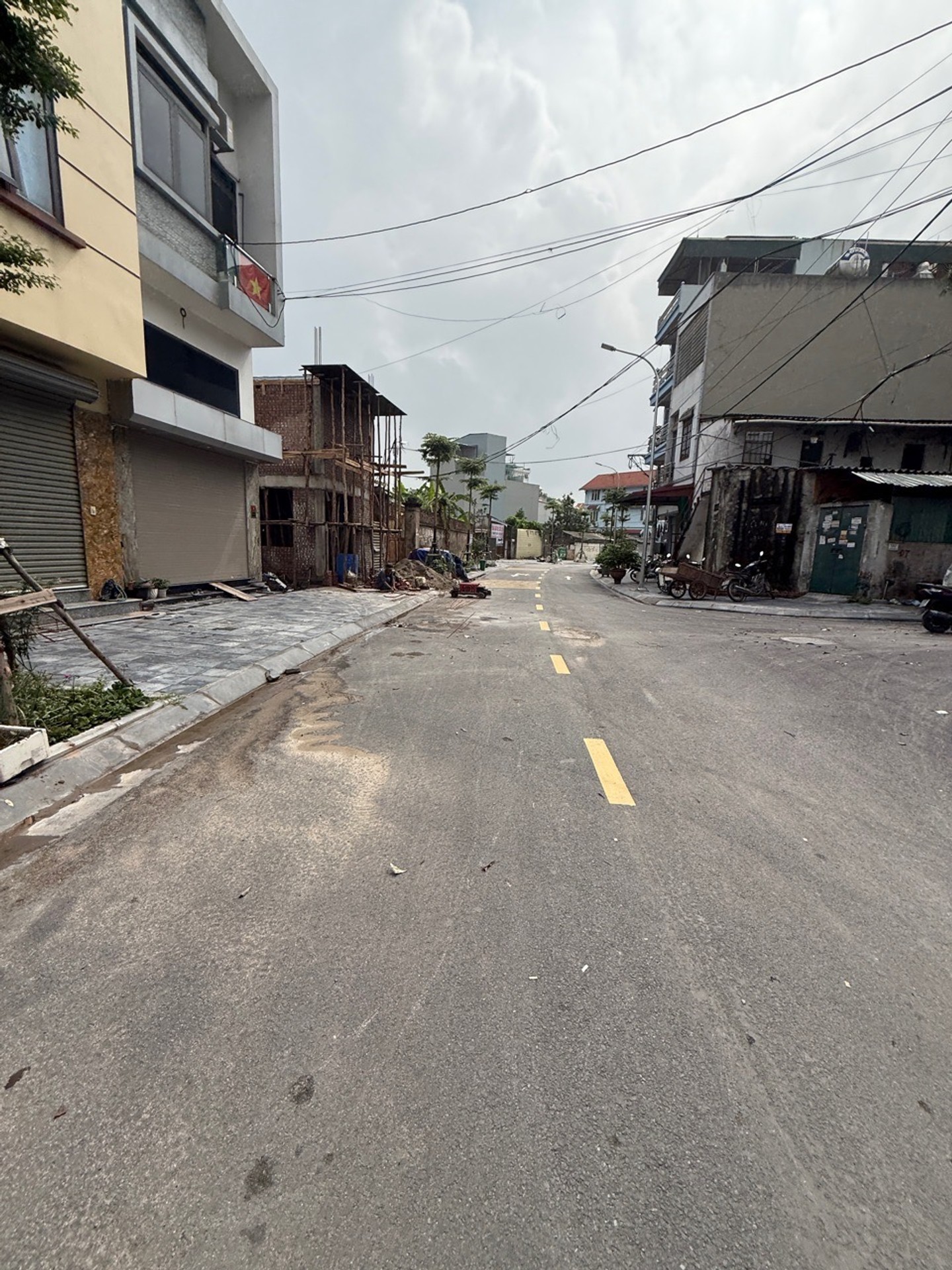ĐẤT VUÔNG MẶT PHỐ KINH DOANH BẤT CHẤP VĨA HÈ. OTO TRÁNH. TẠI THÔN BẦU THIÊN LỘC