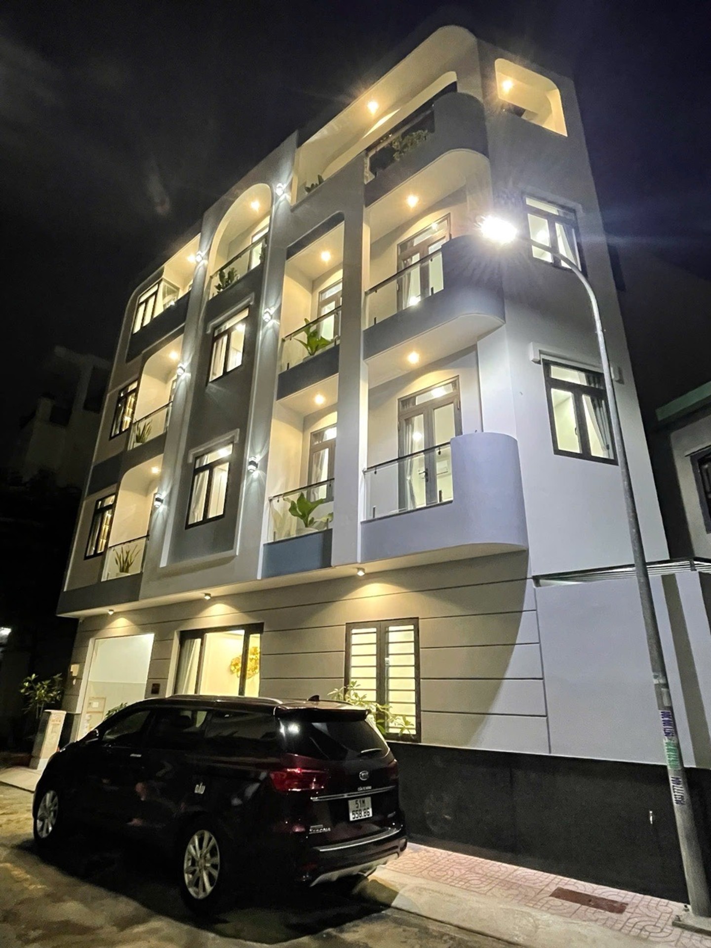 Nhà 4 tầng 5 phòng ngủ view công viên khu phân lô Bình Thành giá 7.5 tỷ