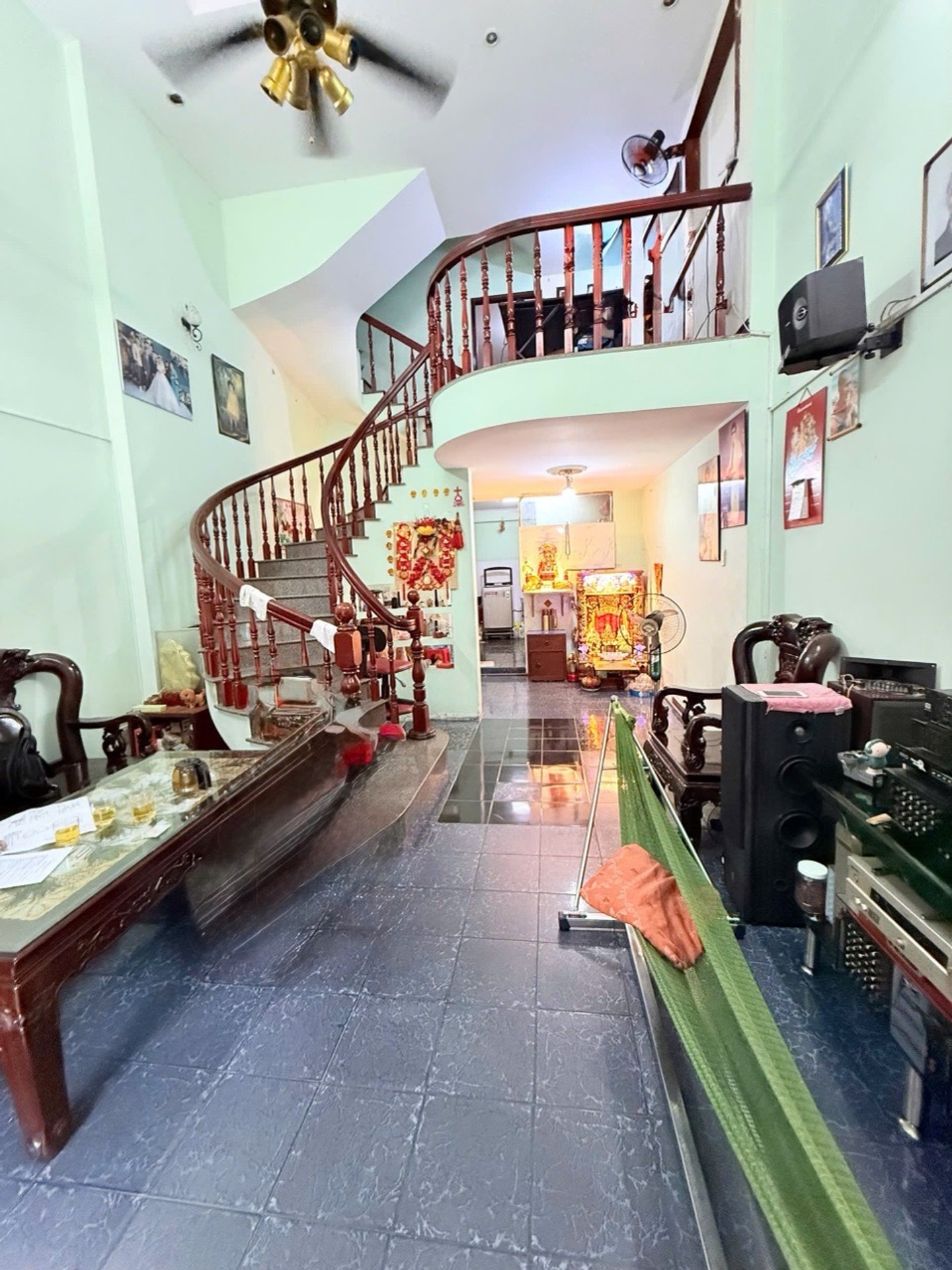 Nhà riêng 4 tầng tại Hồng Lạc, không gian tiện nghi, giao thông thuận lợi