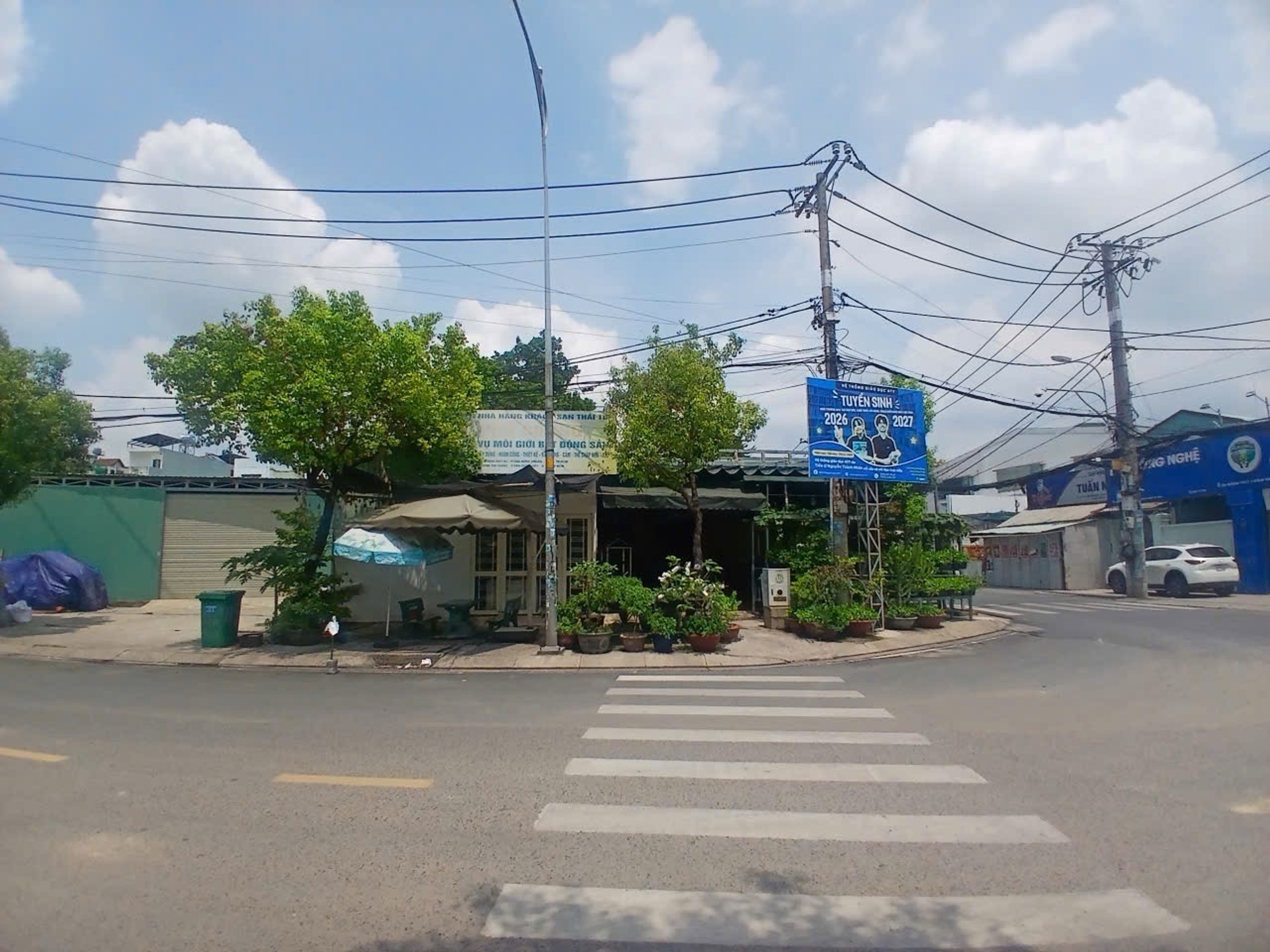 Nhà mặt phố 560m2 lô góc, 2 mặt tiền tại trục đường Dương Thị Giang