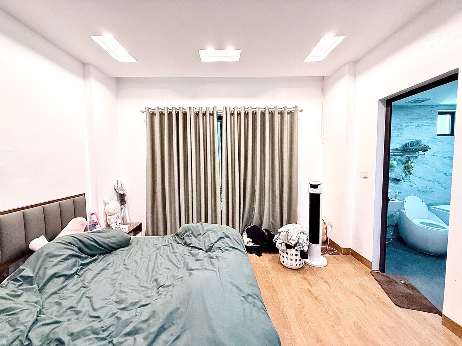 Nhà 5 tầng mới toanh, gần phố, thoáng hai mặt
