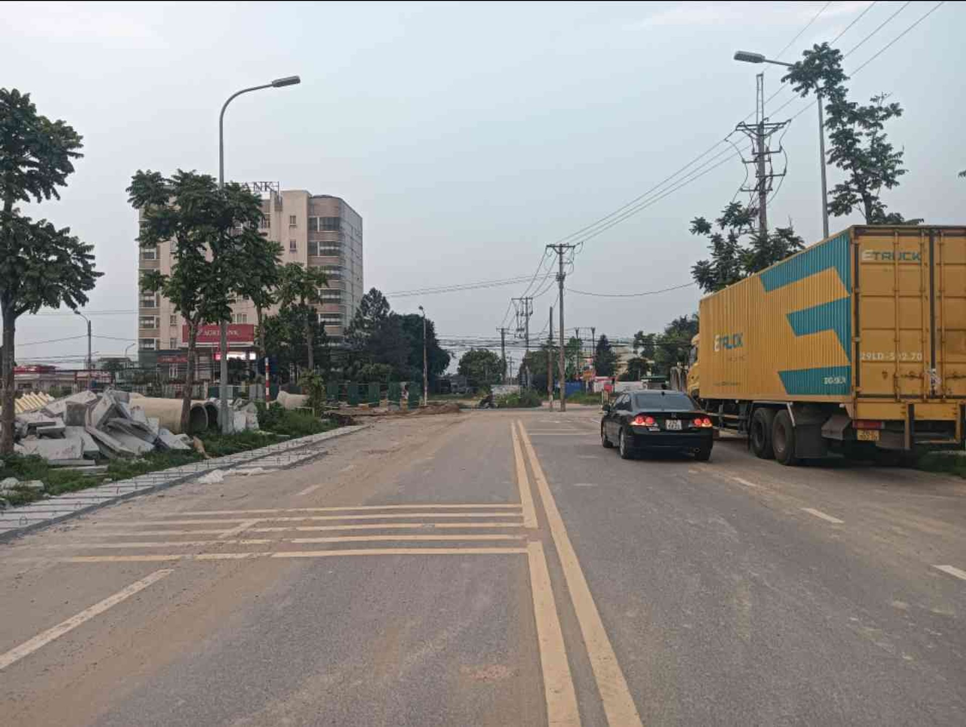 Nhà mặt phố lô góc, mặt tiền rộng, tiện kinh doanh ngay Tiên Dược