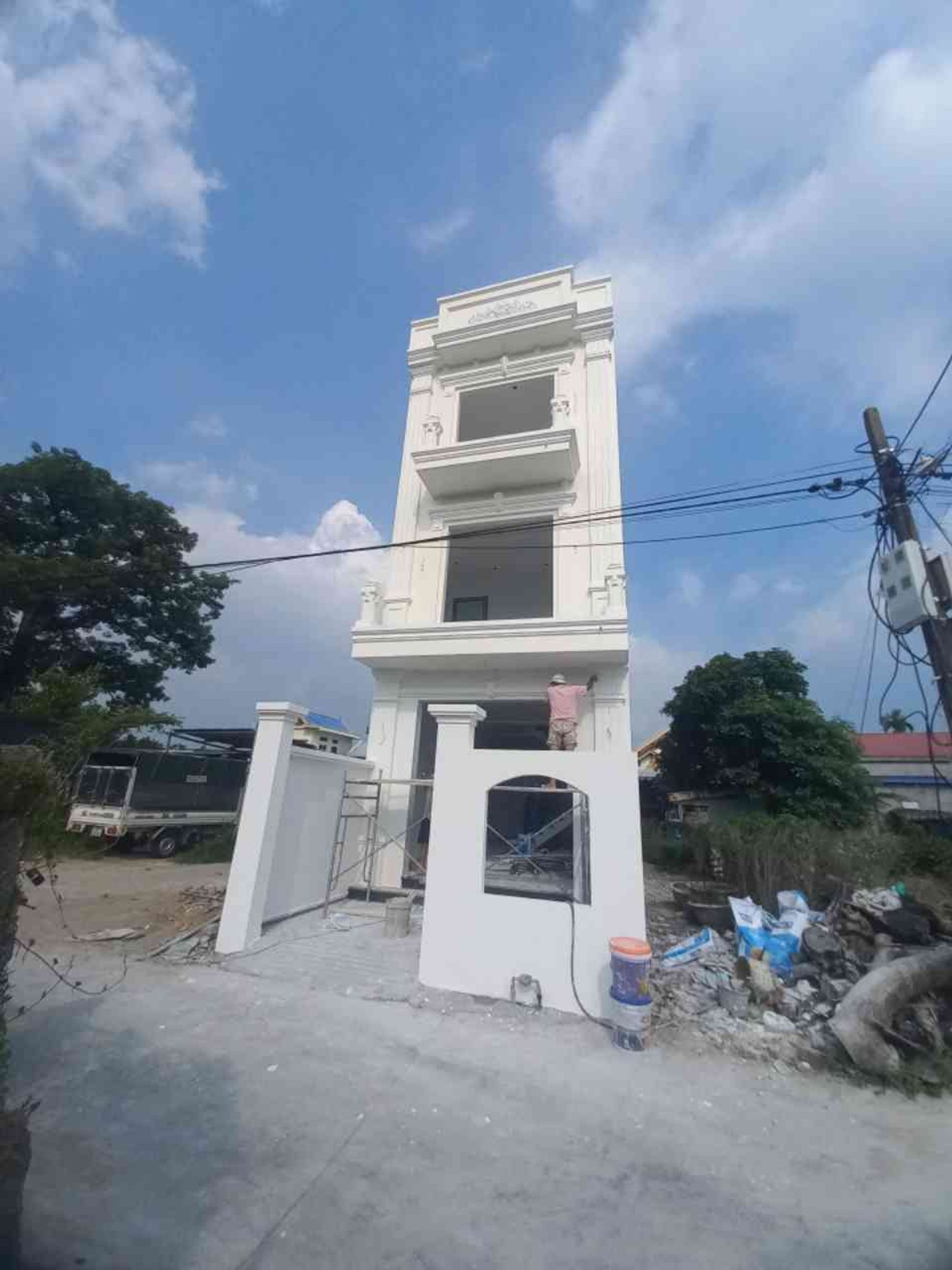 Bán nhà 3 tầng hiện đại tại Hồng Thái, An Dương, sân để xe riêng ô tô qua nhà