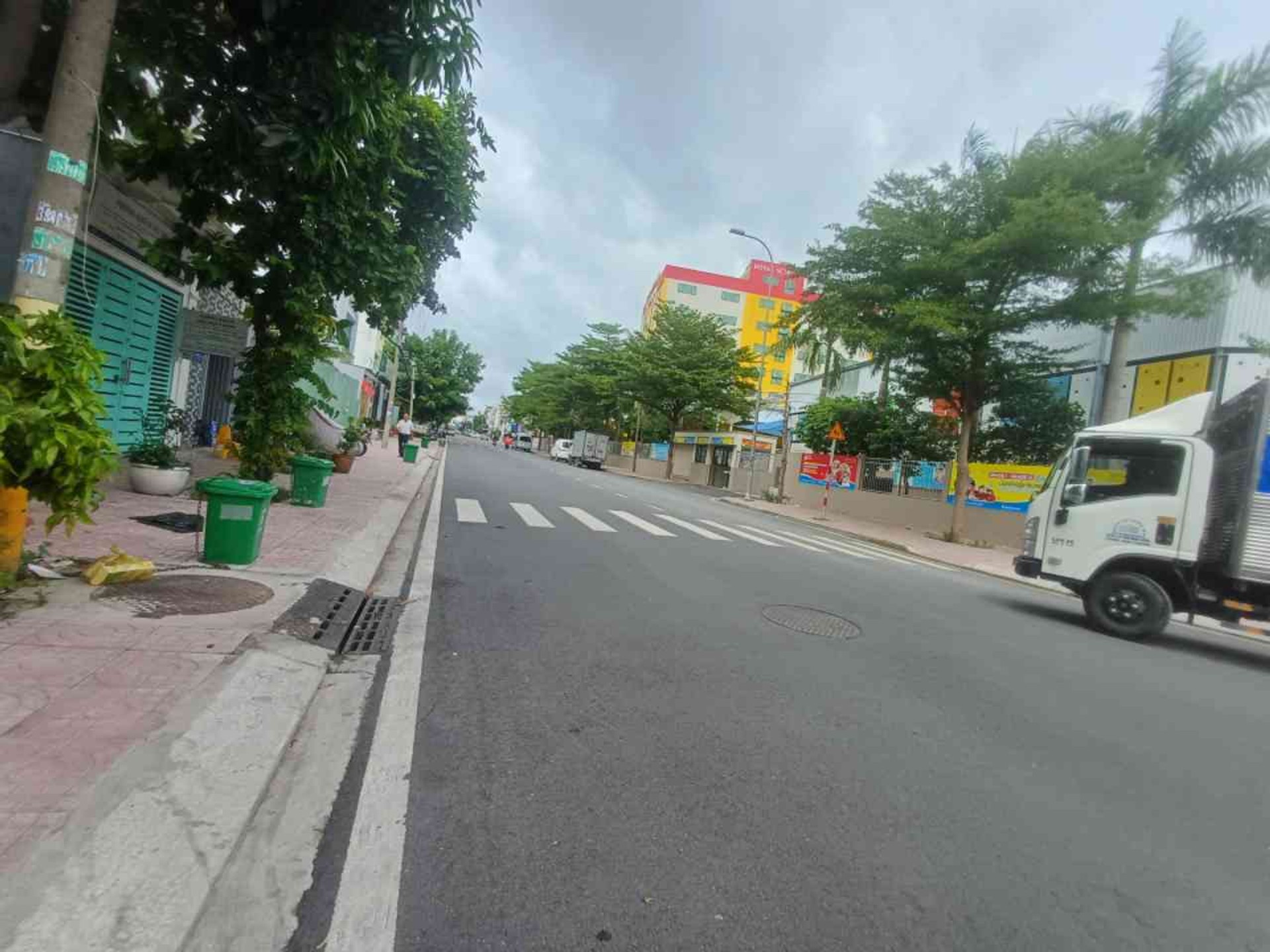 - 1 nửa nhà tầng trệt trống để xe hơi 7 chỗ, 1 phòng bếp, 1 phòng khách, 1 phòng thờ, 5 phòng ngủ,