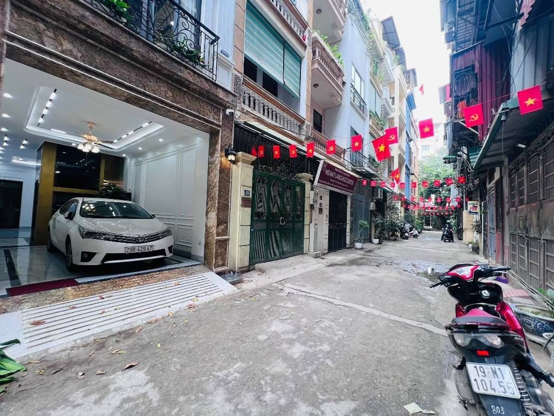 PHÂN LÔ VIP HOÀNG QUỐC VIỆT, Cầu Giấy Nhà mới Kính Kong như khách sạn 5 sao –60M – 6Tầng, full đồ