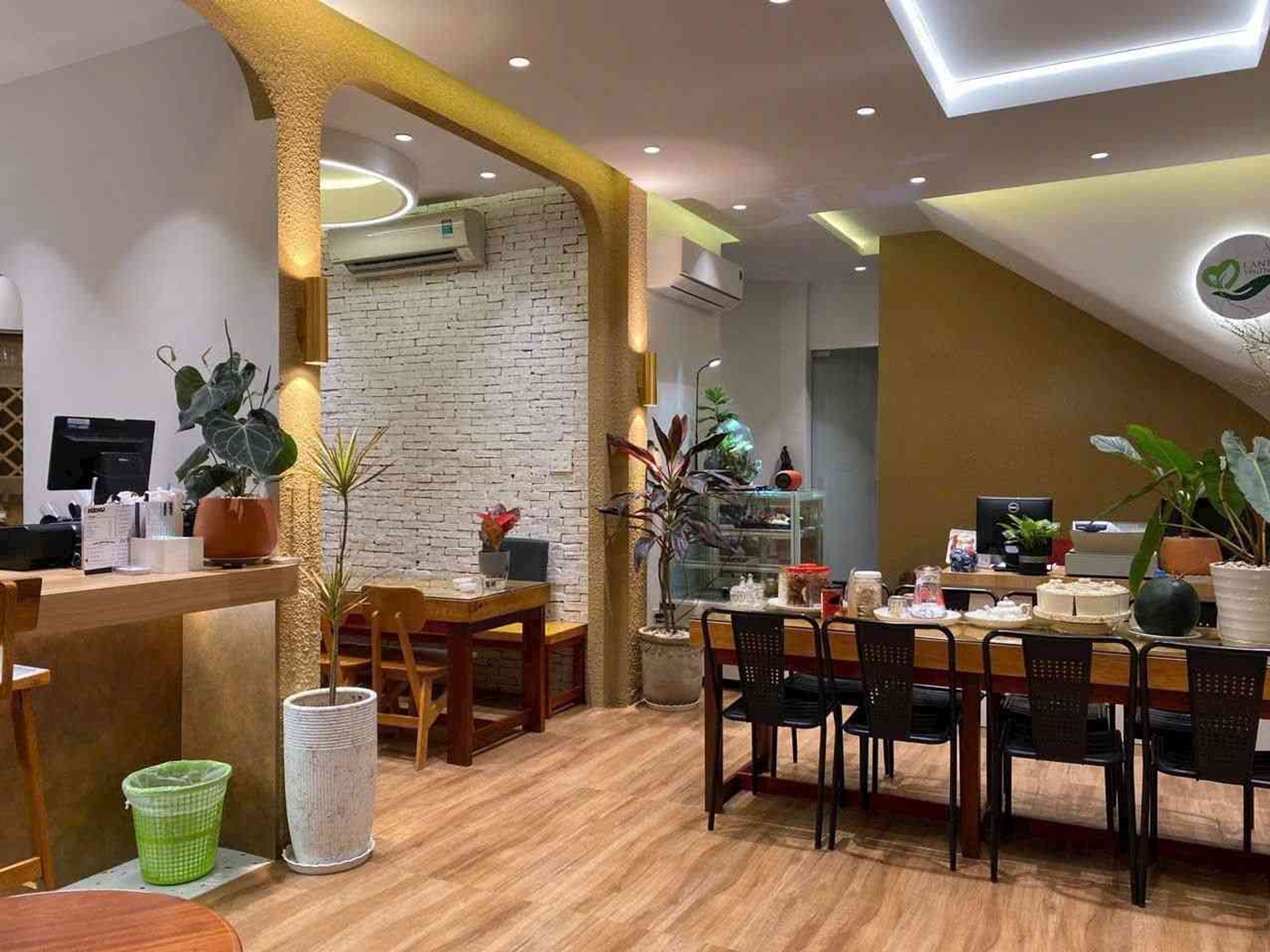 Biệt Thự Tại Trung Tâm Phú Nhuận Với Kiến Trúc Đẳng Cấp Và Không Gian Rộng Rãi, bề ngang rộng hiếm.