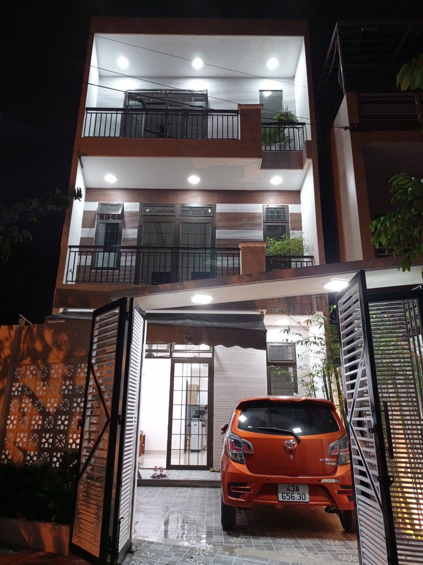 Nhà 3 tầng mặt tiền rộng, sẵn sàng đón chủ mới tại Cẩm Lệ