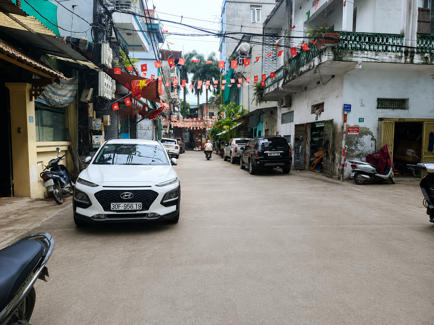 Nhà phố Giải Phóng - Ô tô vào nhà, vị trí vàng