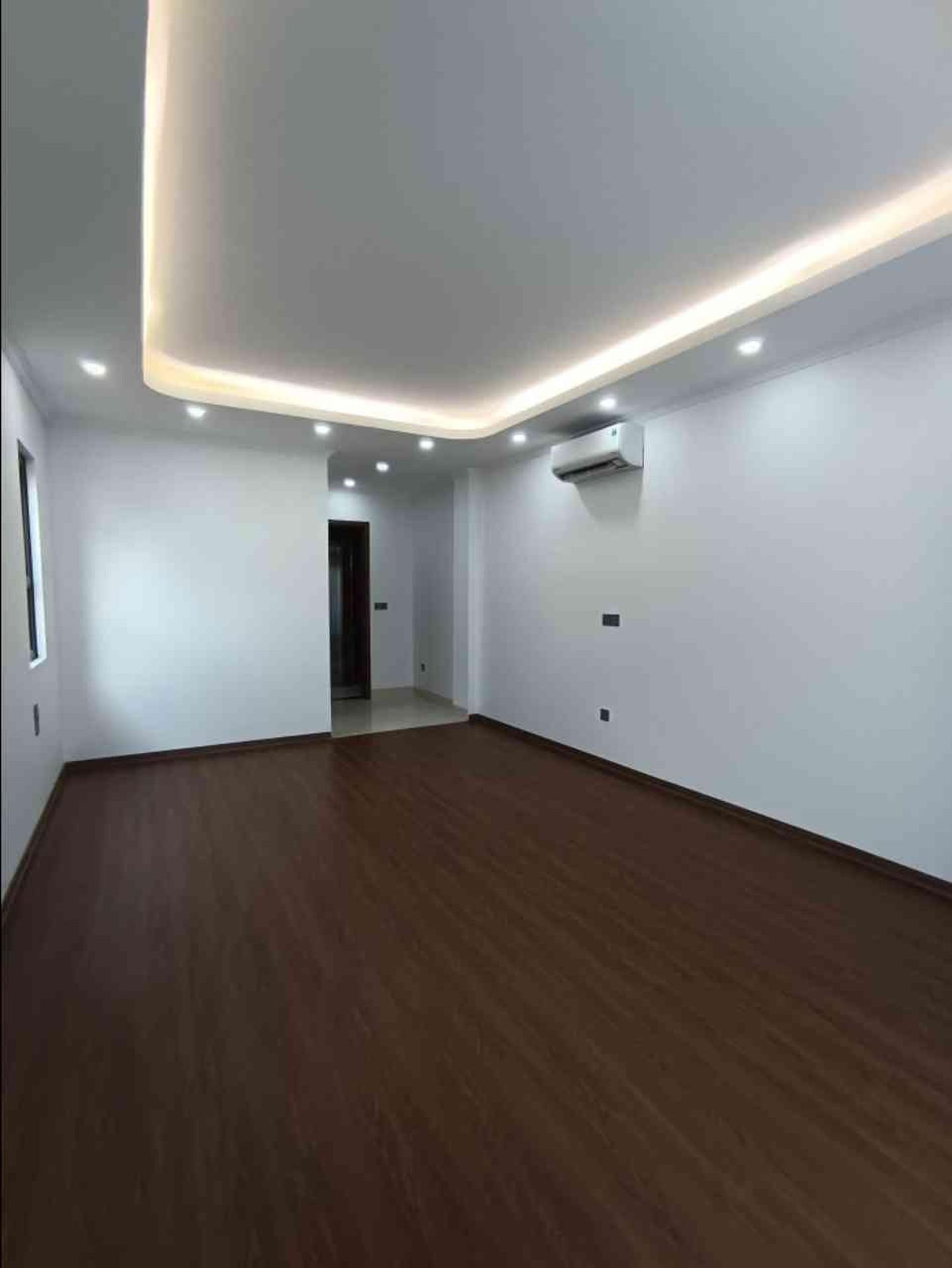 Nhà 8 tầng mới xây ngay Hoàng Hoa Thám – Thang máy xịn, thiết kế thông sàn