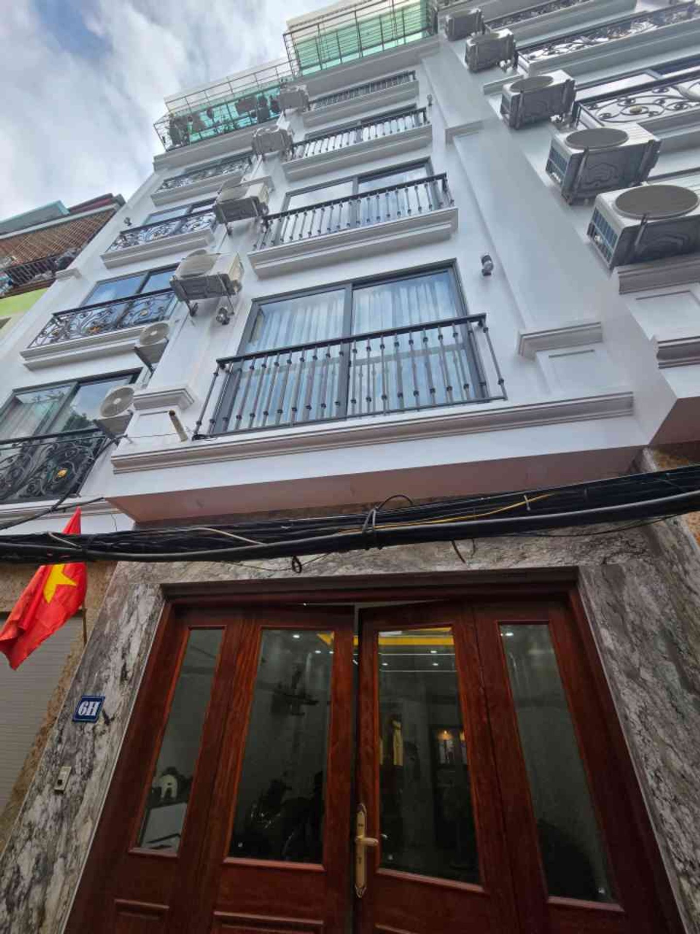 Nhà đẹp thang máy Cầu Giấy, về ở ngay