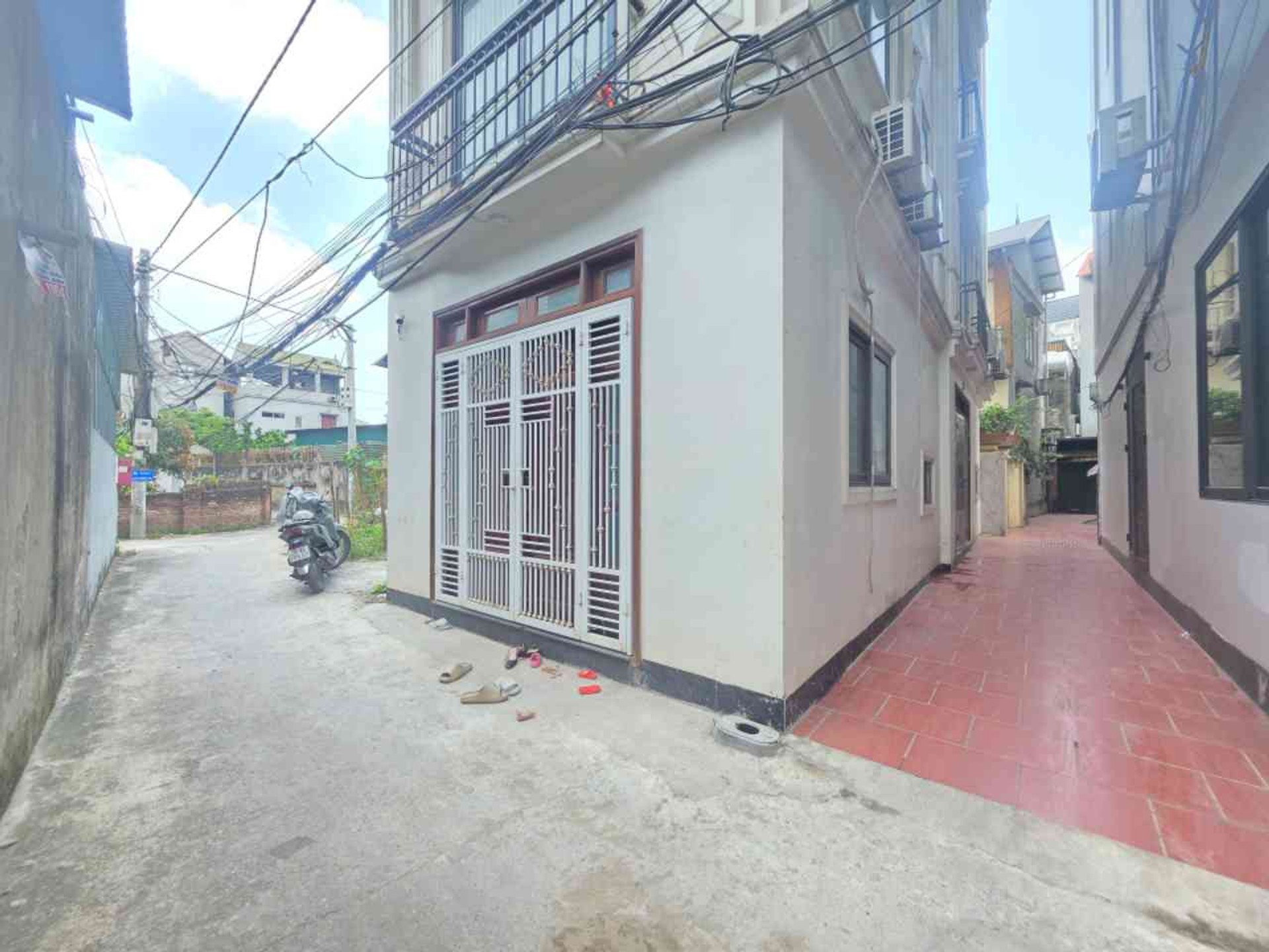 Nhà góc ô tô đỗ cửa gần hồ Cự Khối, giá siêu hấp dẫn