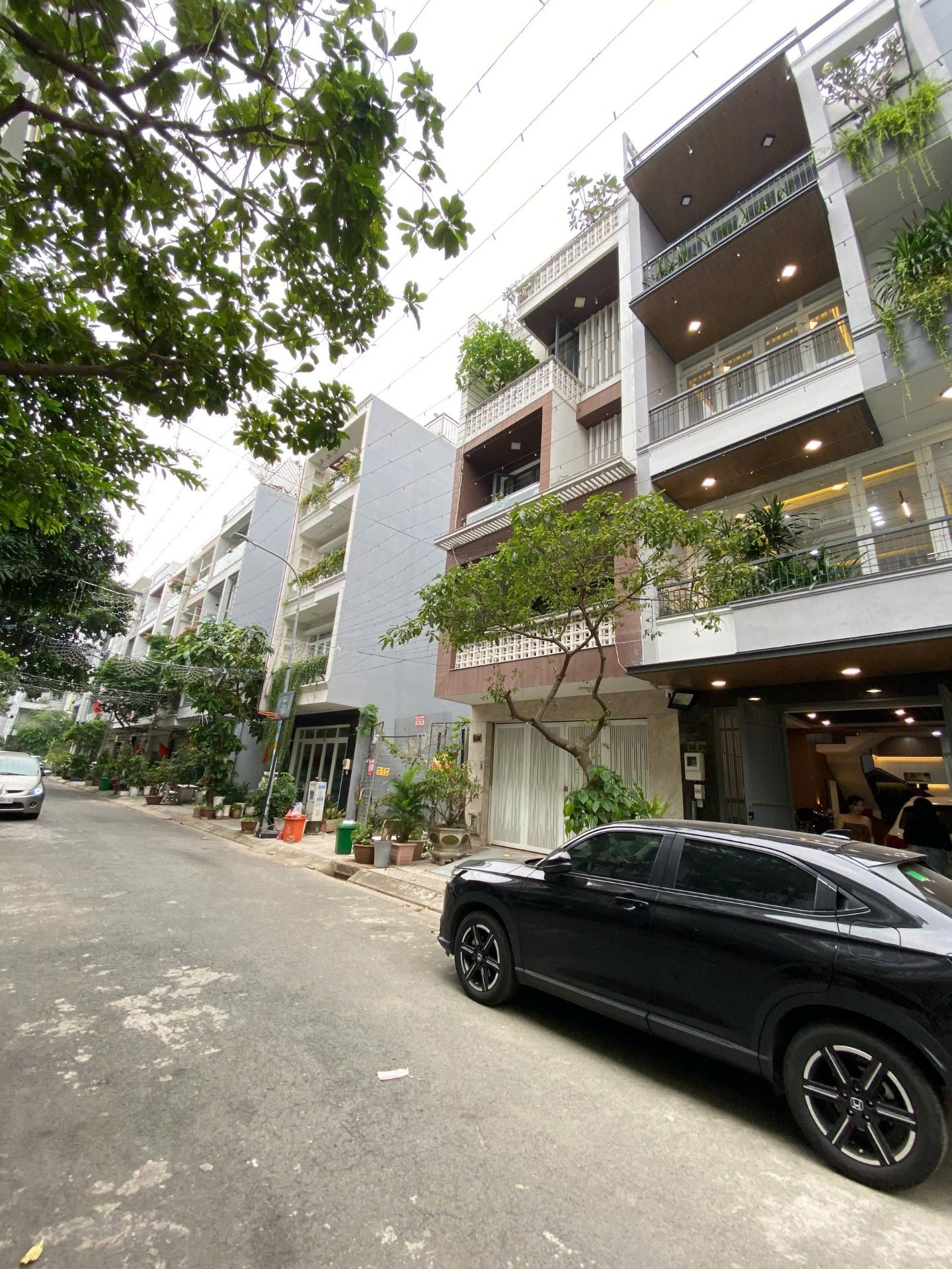Nhà Phố Quận 7 Sang Trọng Có Gara Ô Tô & Thang Máy