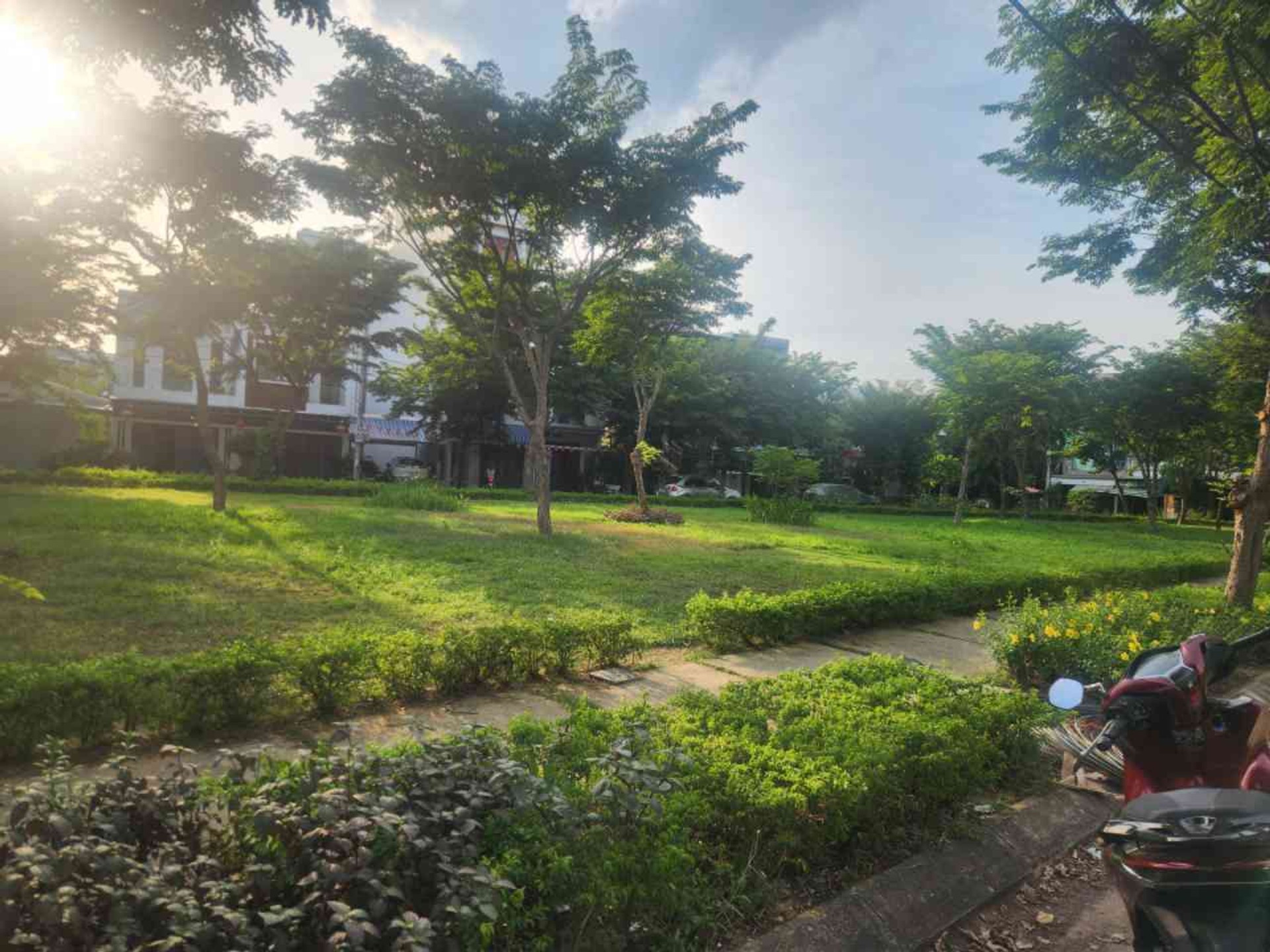 👀 CÓ CÔNG VIÊN TRƯỚC NHÀ. CÓ HỒ BƠI TRONG NHÀ.