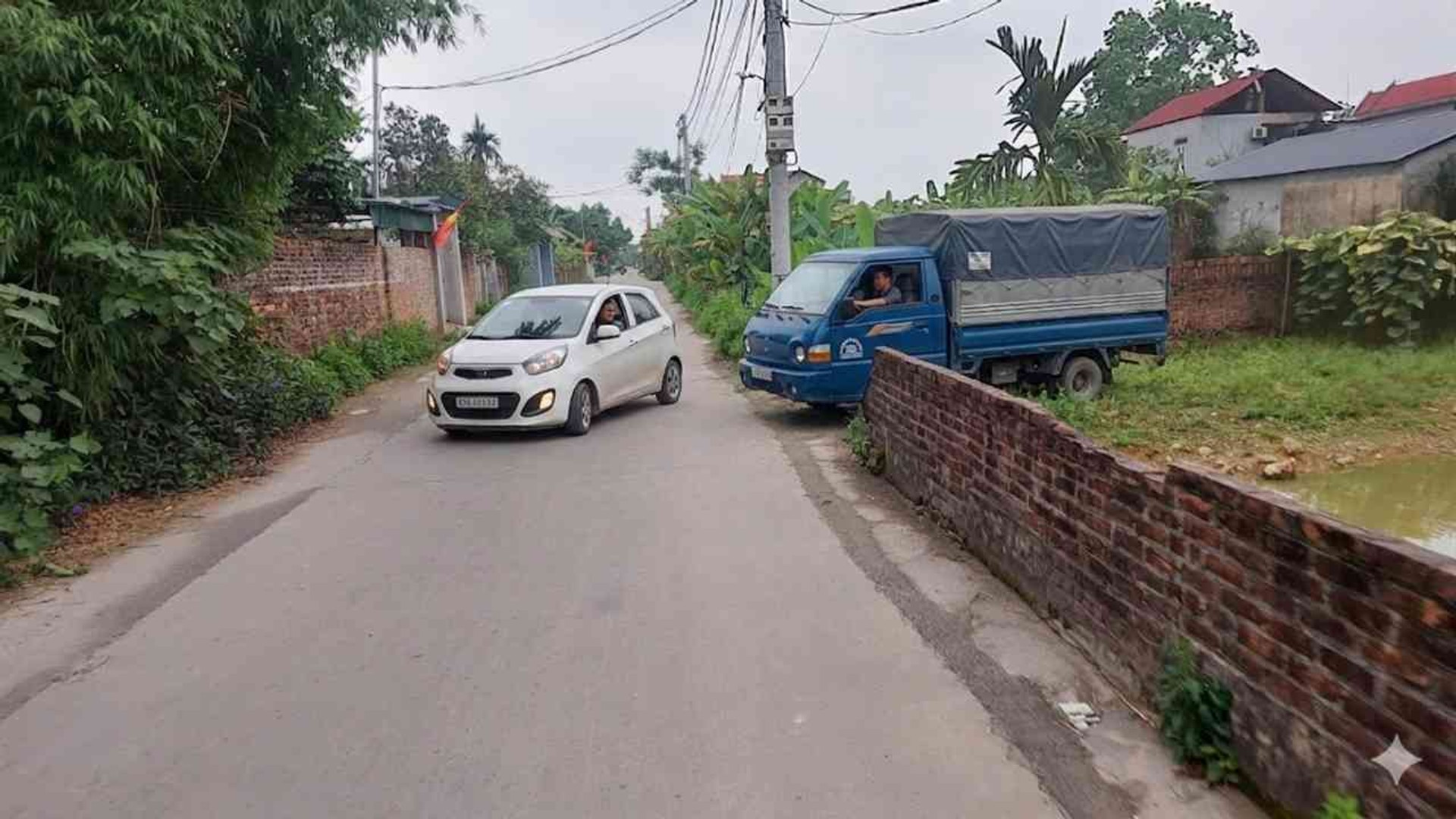 Lô góc siêu đẹp, ô tô tải qua thoải mái tại Sóc Sơn