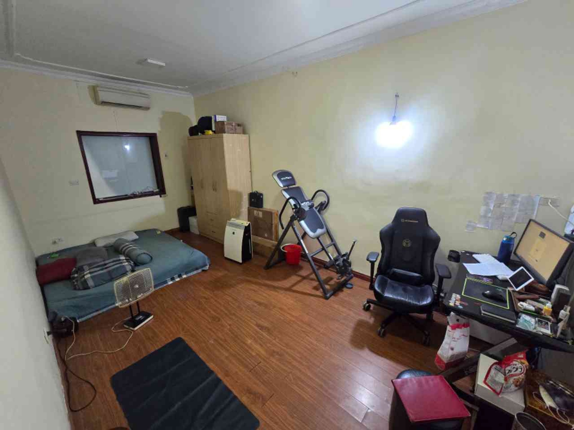 Căn hộ 2 phòng ngủ tại tập thể mặt phố Nguyên Hồng với thiết kế hai mặt thoáng