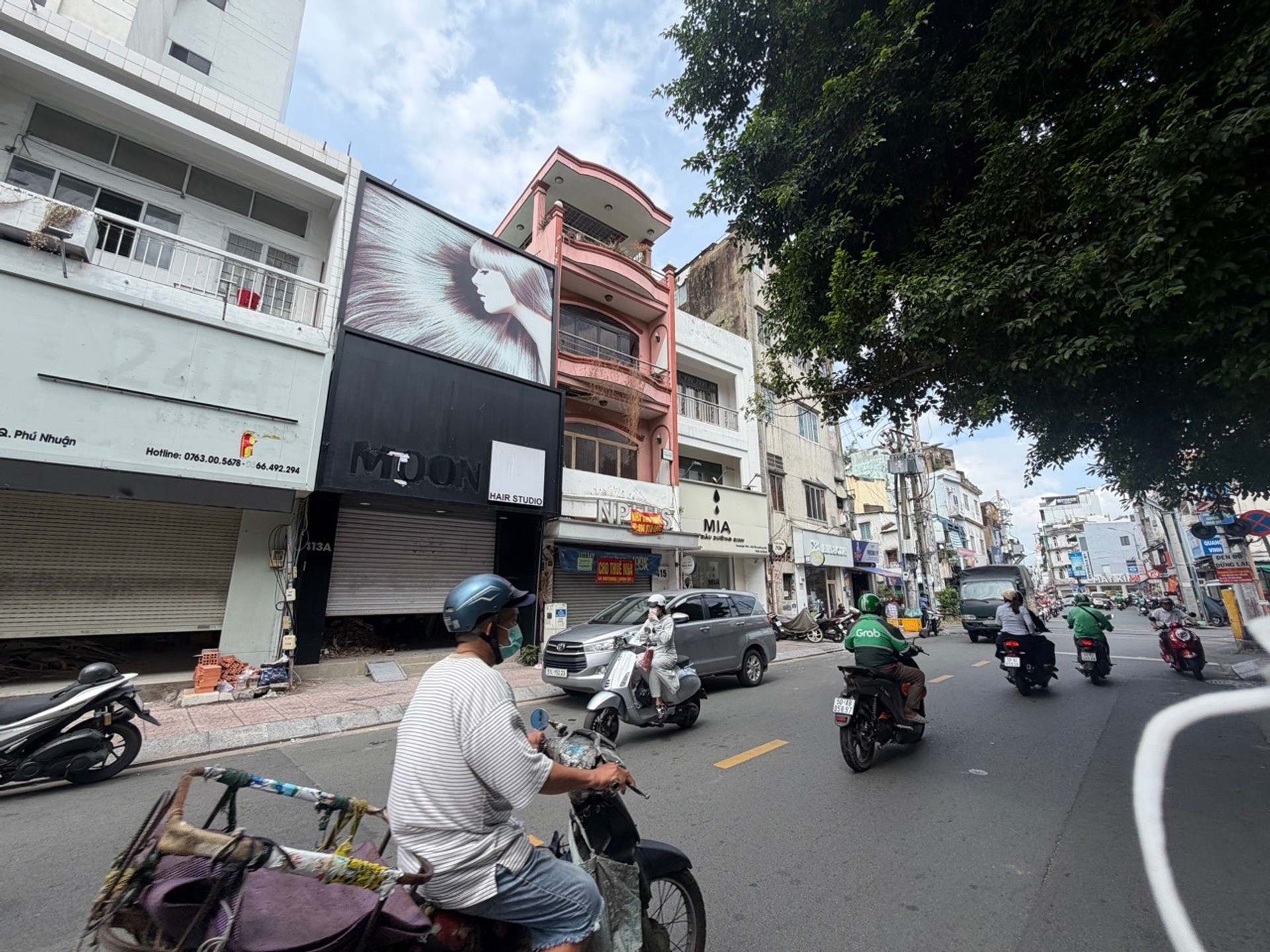 Bán nhà mặt phố Phú Nhuận, mặt tiền rộng 9.4m, phù hợp kinh doanh đa ngành