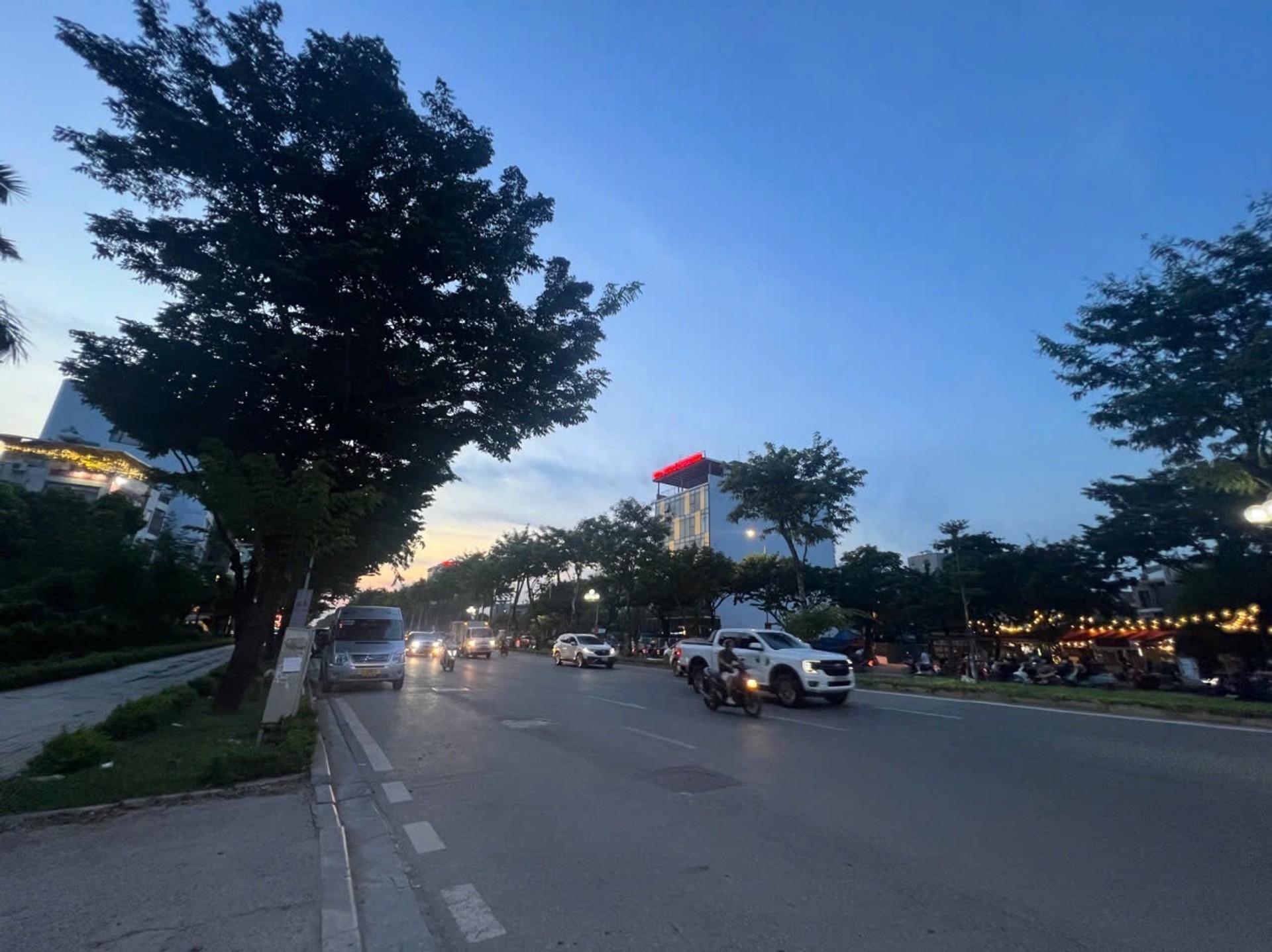 Bán đất mặt tiền 14.2m, 192m2 tại Xuân Phương giá 23.9 tỷ