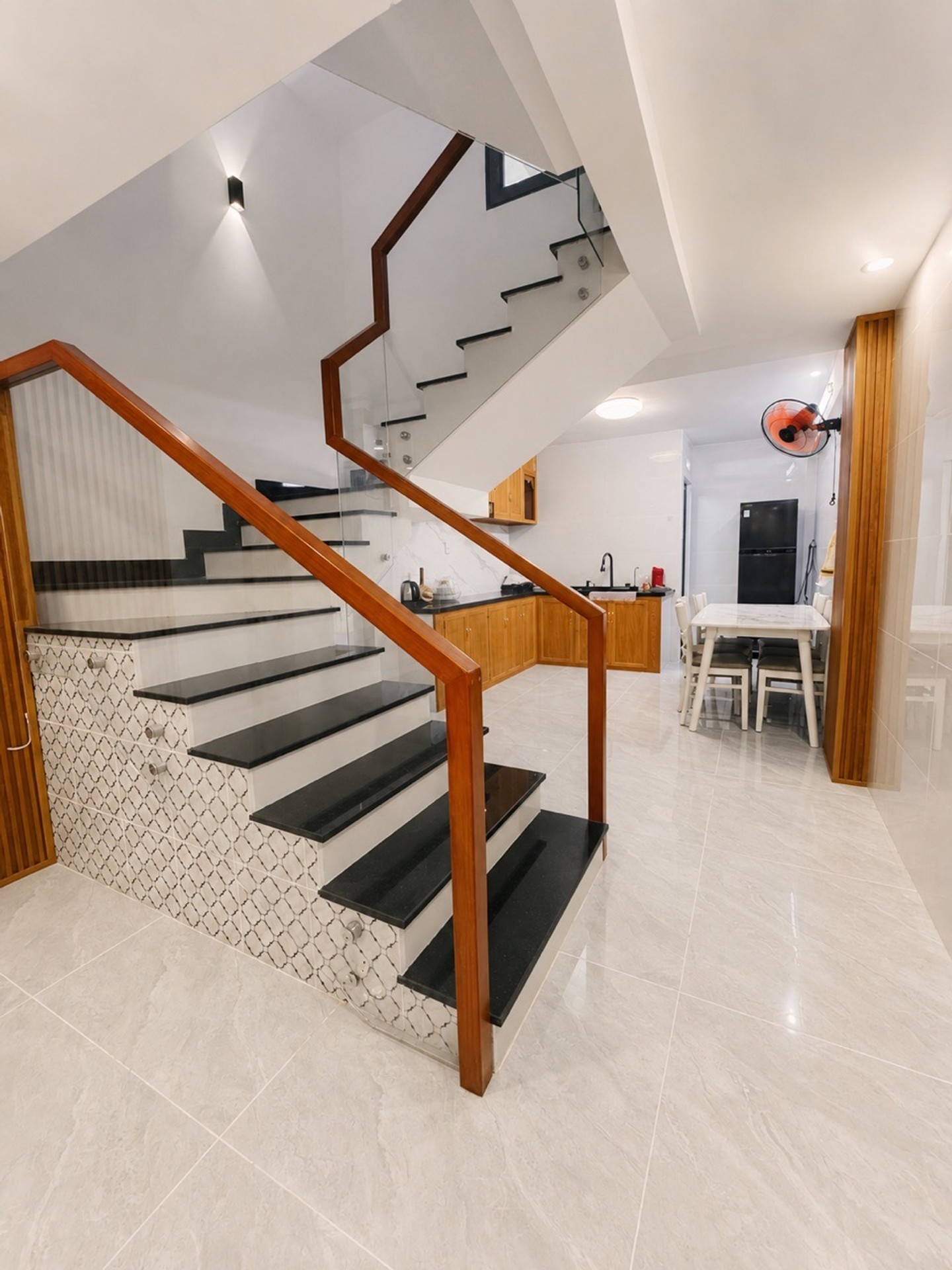 NHÀ MỚI 3 TẦNG – KẾ TRƯỜNG, SÁT CHỢ -Q11- 3.5m x 13
Lạc Long Quân, Q11 – đường 6m thông, kinh doanh