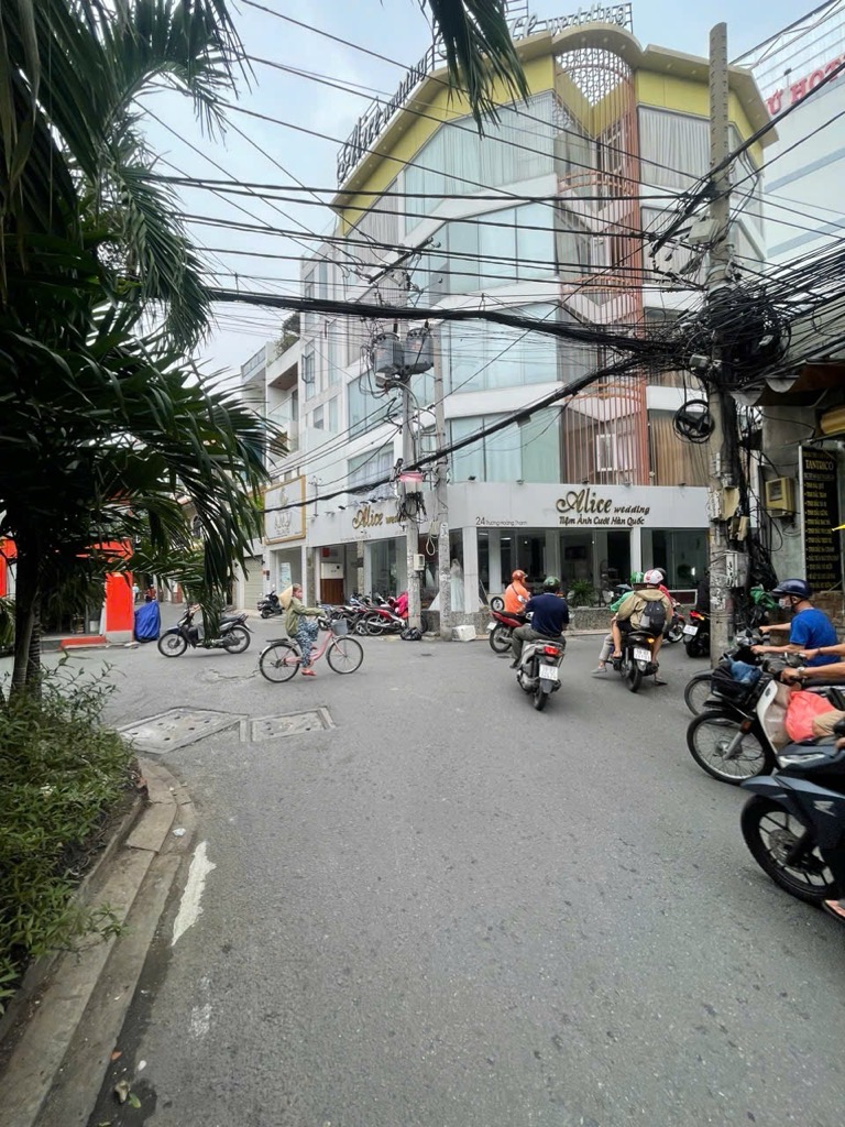 Nhà mặt phố kinh doanh rộng rãi tại Quận Tân Bình giá ưu đãi